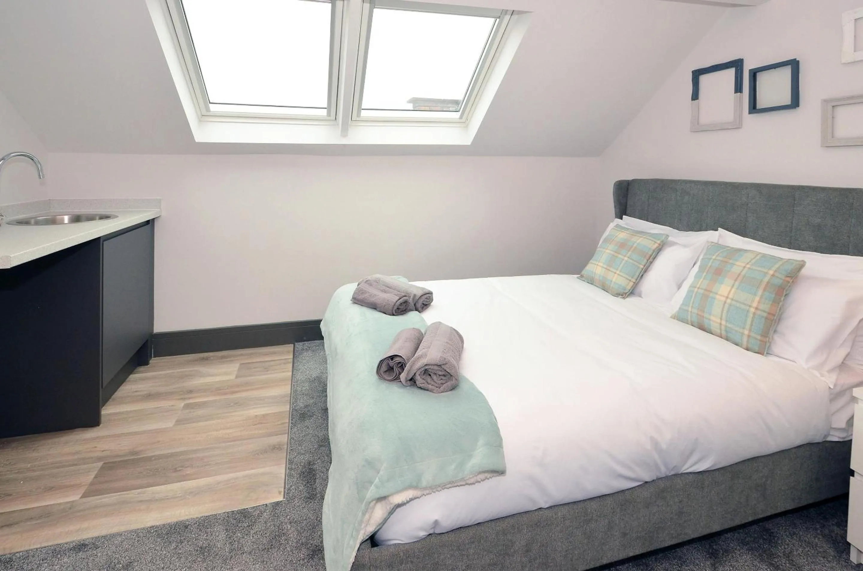 Bedroom, Bed in Townhouse PLUS @ London Road Stoke