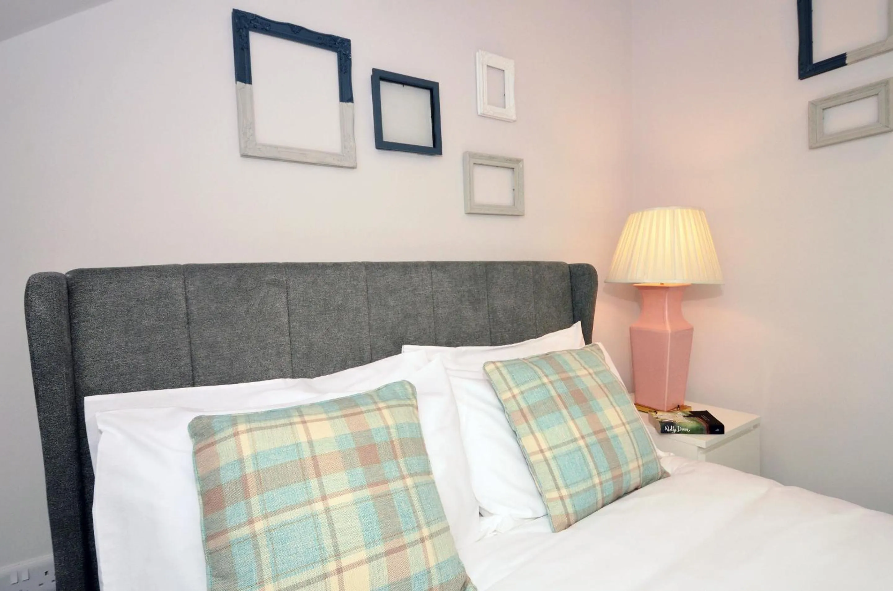 Bedroom, Bed in Townhouse PLUS @ London Road Stoke