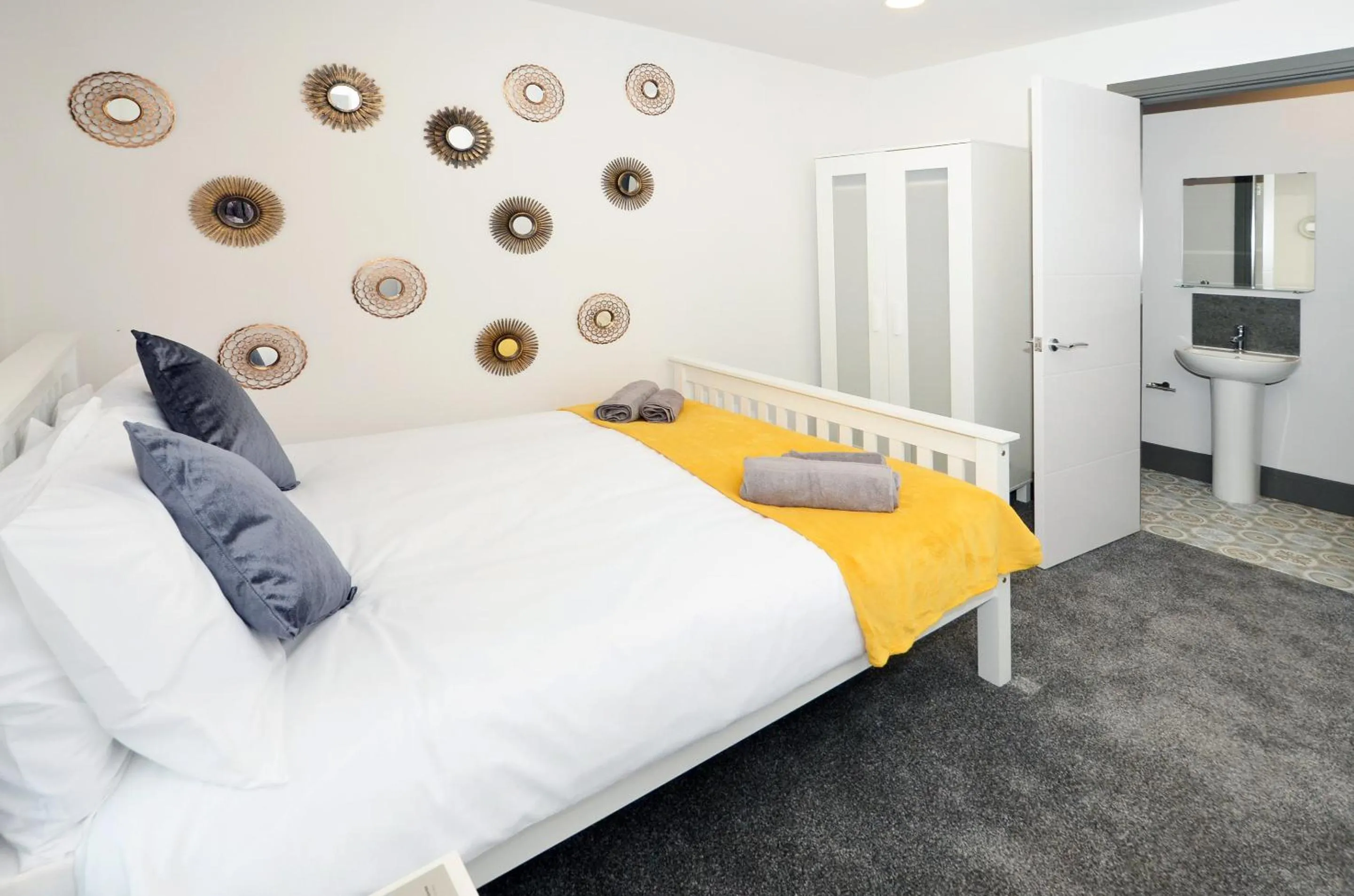Bedroom, Bed in Townhouse PLUS @ London Road Stoke