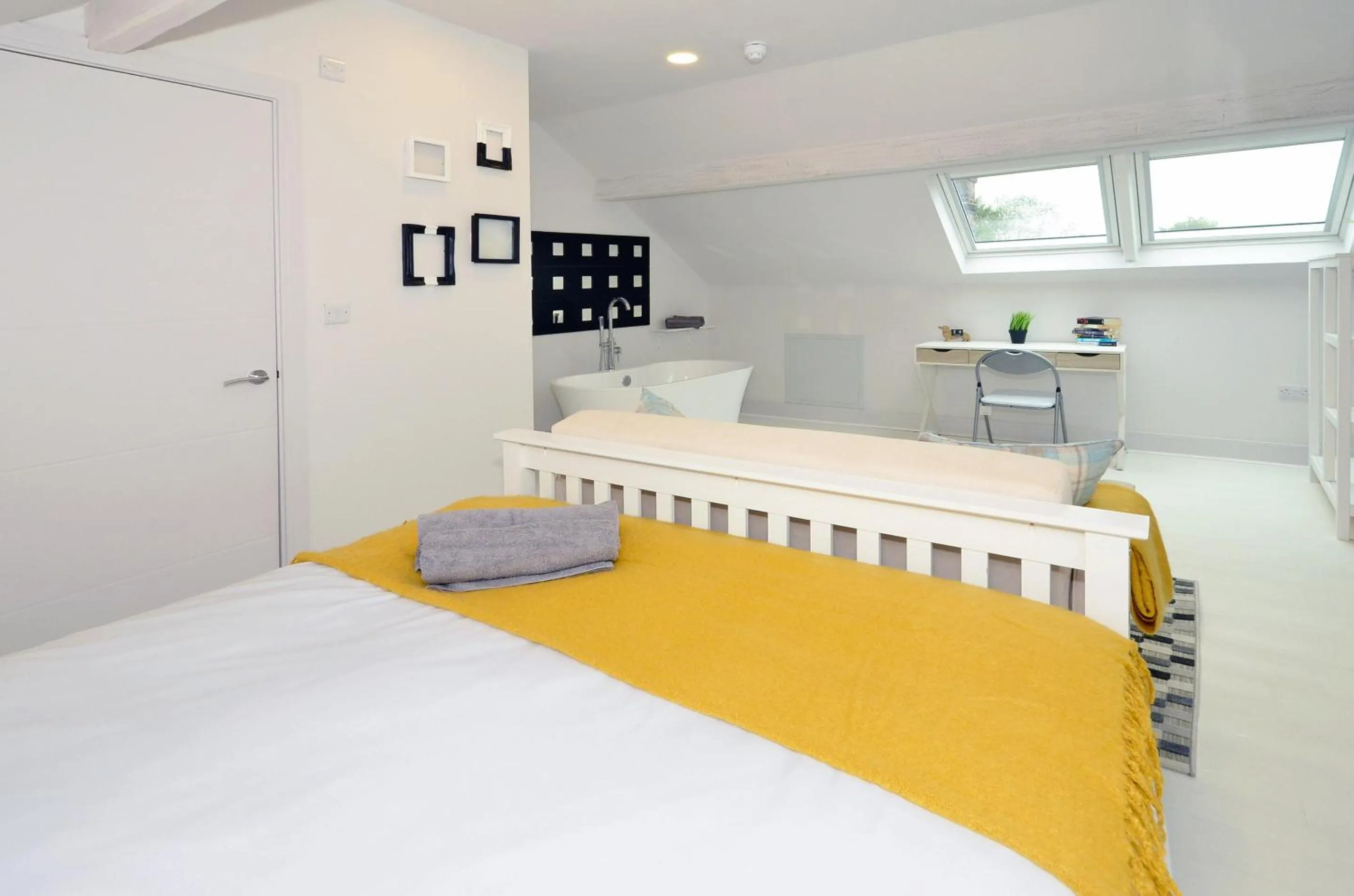 Bedroom, Bed in Townhouse PLUS @ London Road Stoke