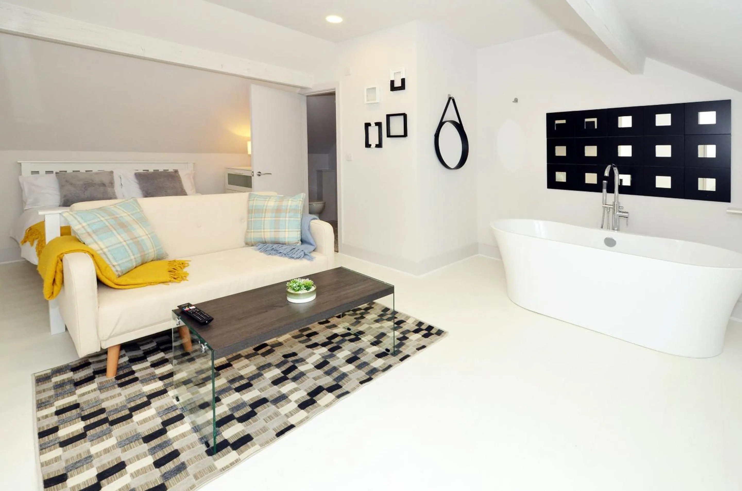 Bathroom, Bed in Townhouse PLUS @ London Road Stoke