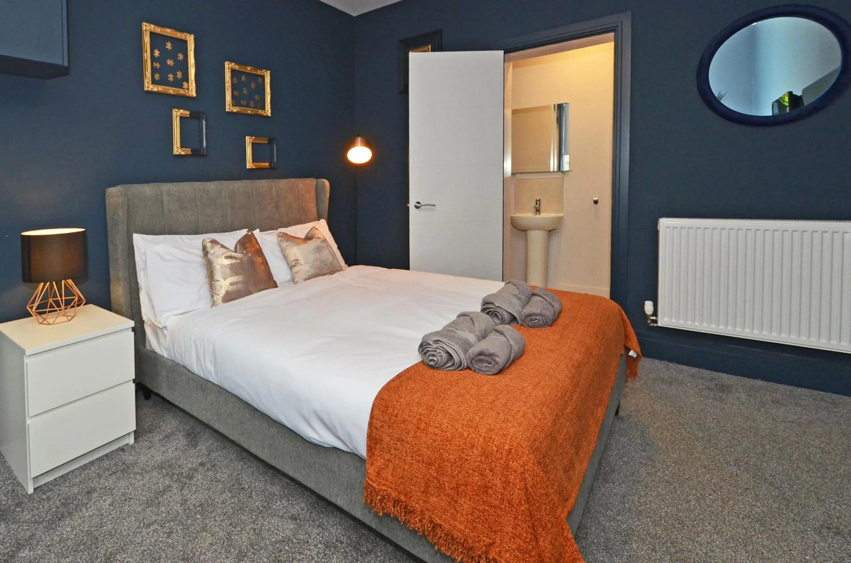 Bedroom, Bed in Townhouse PLUS @ London Road Stoke