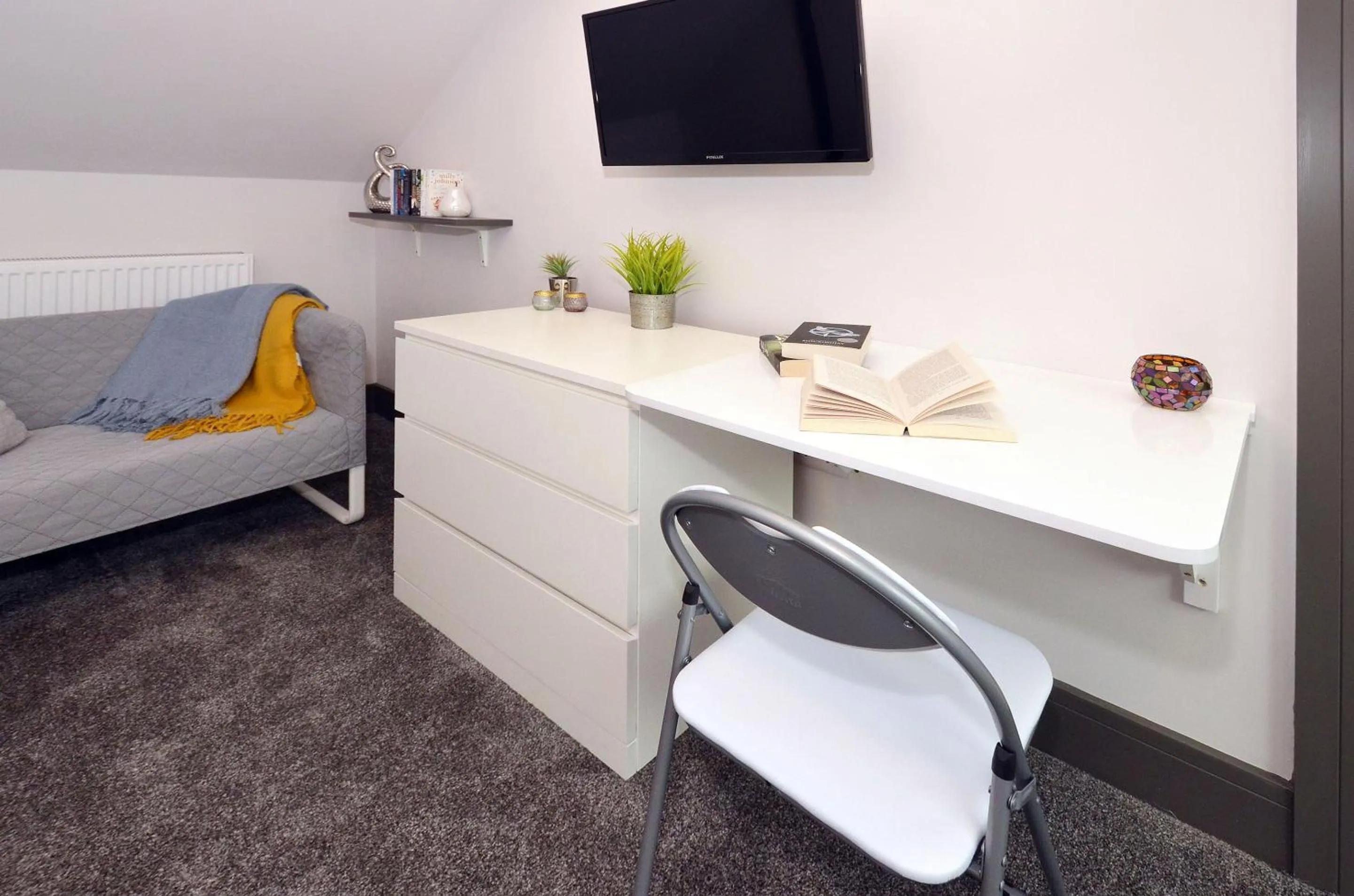 Bedroom, Bed in Townhouse PLUS @ London Road Stoke