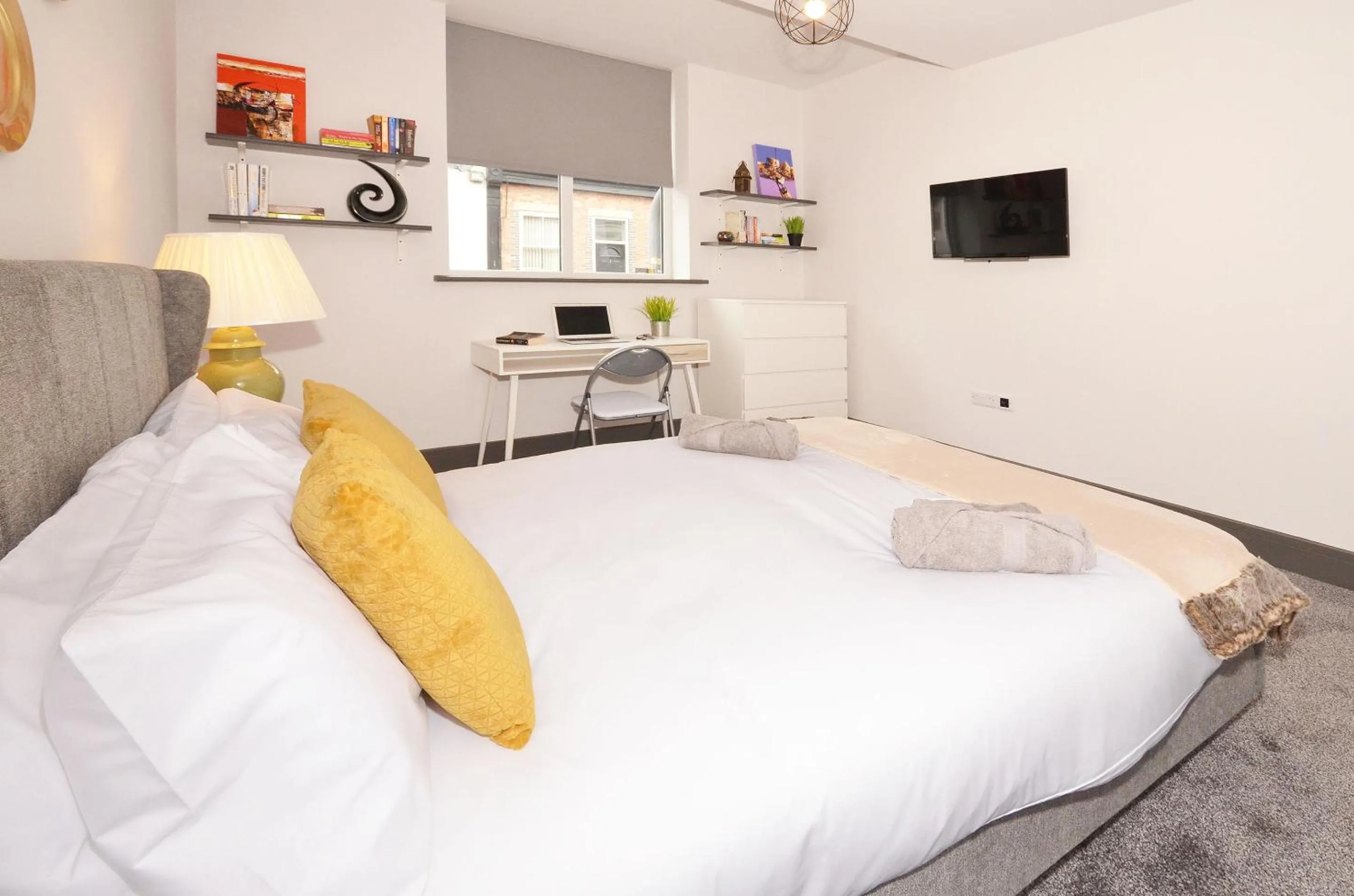 Bedroom, Bed in Townhouse PLUS @ London Road Stoke