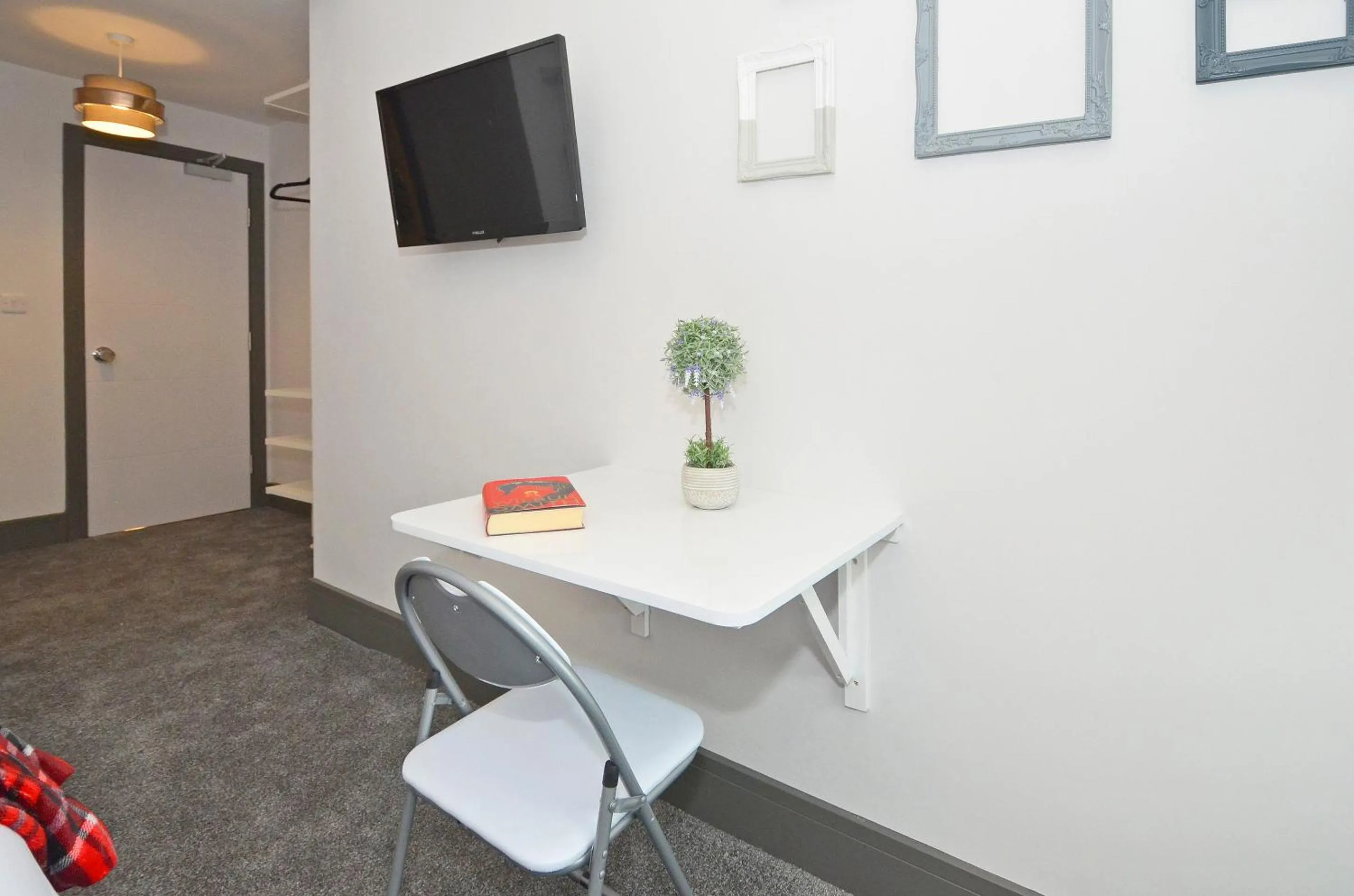 Bedroom in Townhouse PLUS @ London Road Stoke