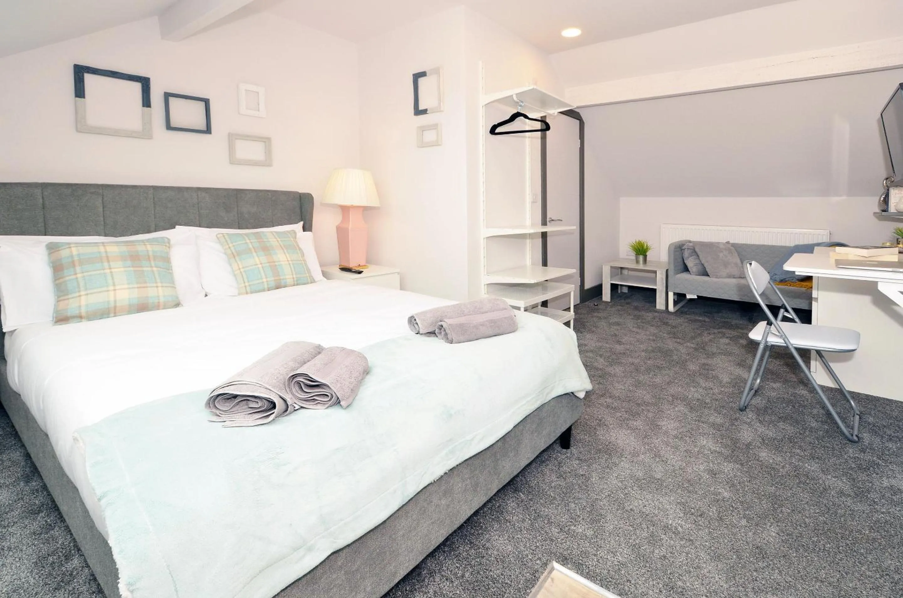 Bedroom, Bed in Townhouse PLUS @ London Road Stoke