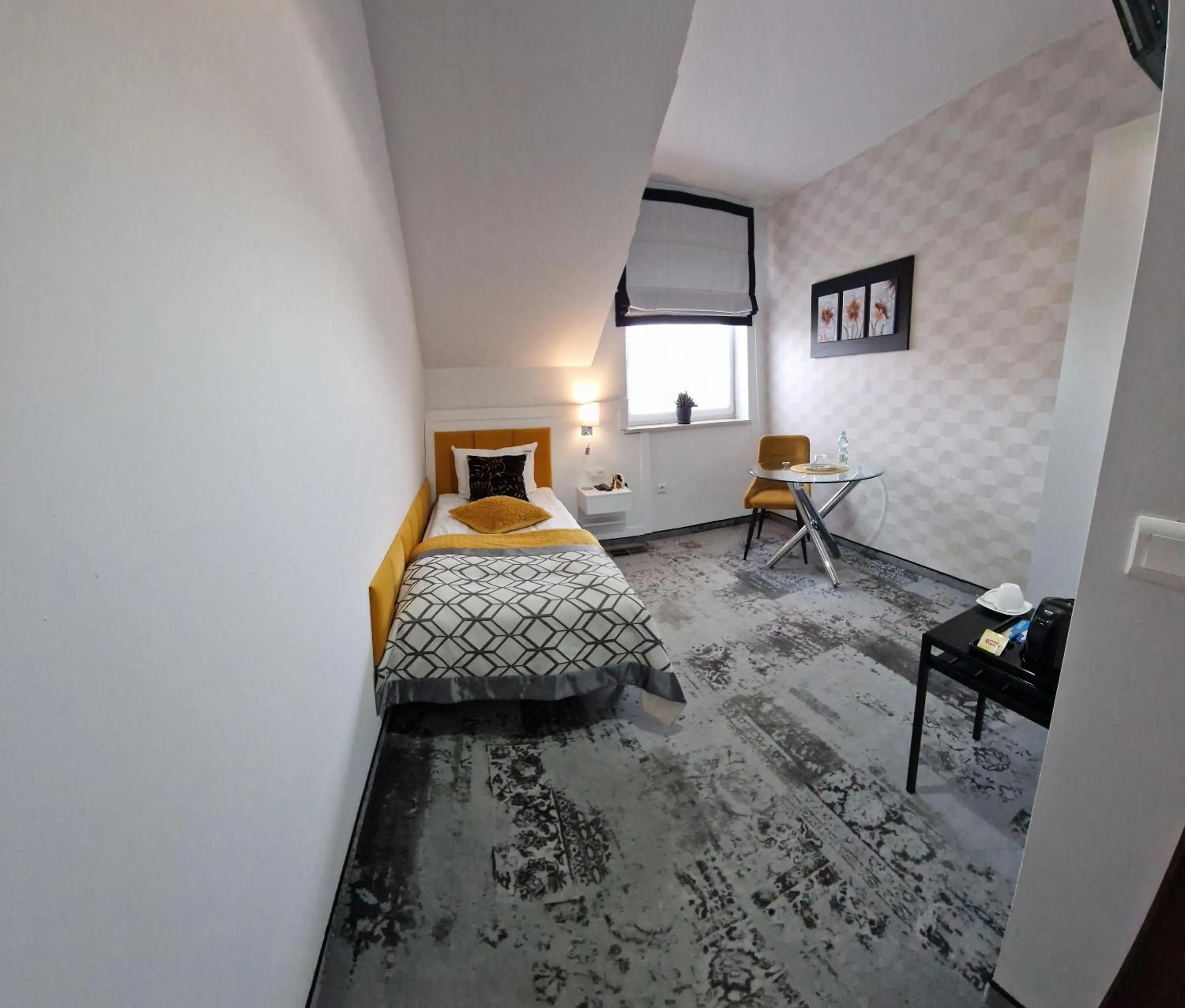 Photo of the whole room, Bed in Cynamon