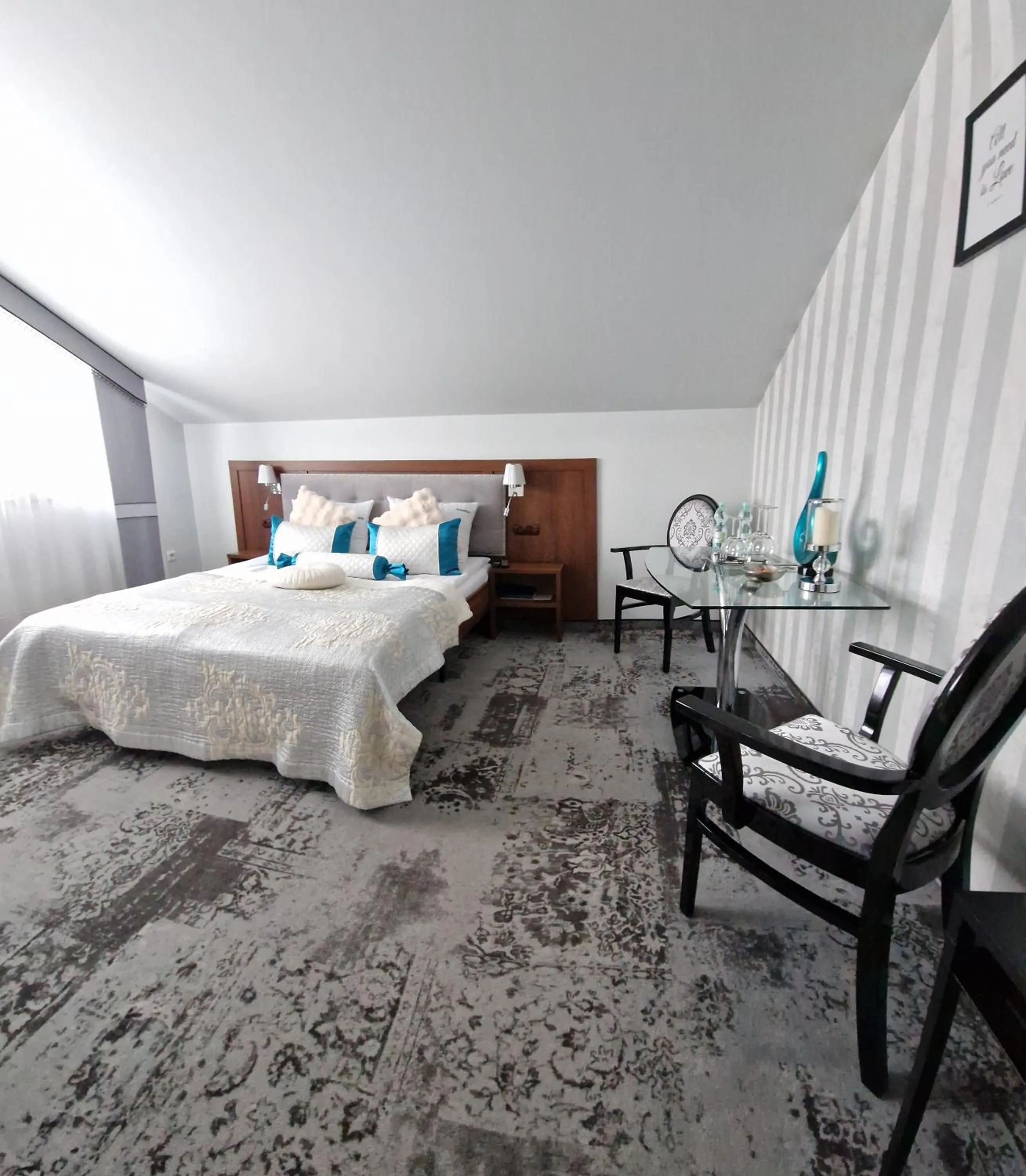 Photo of the whole room, Bed in Cynamon