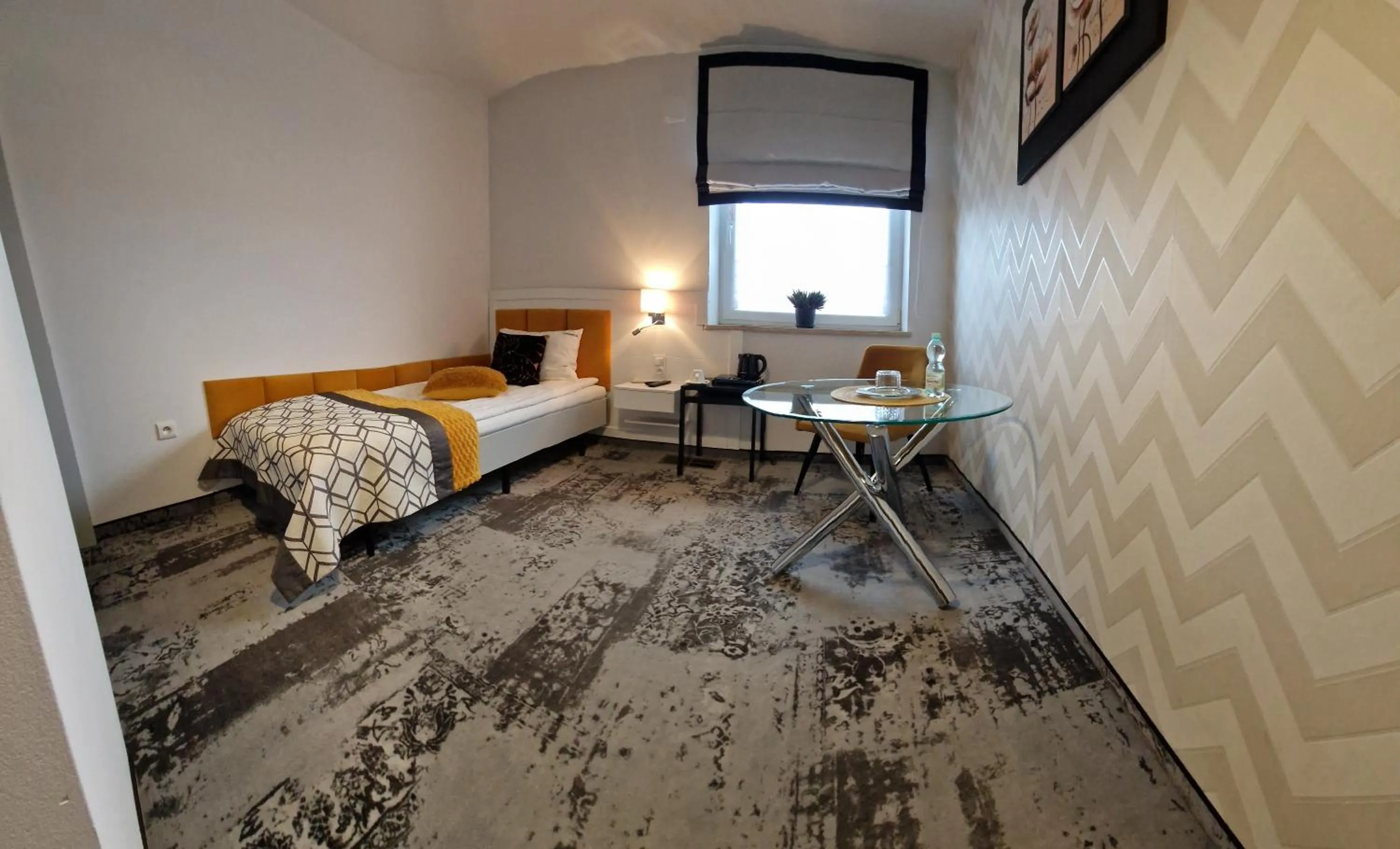 Photo of the whole room, Bed in Cynamon