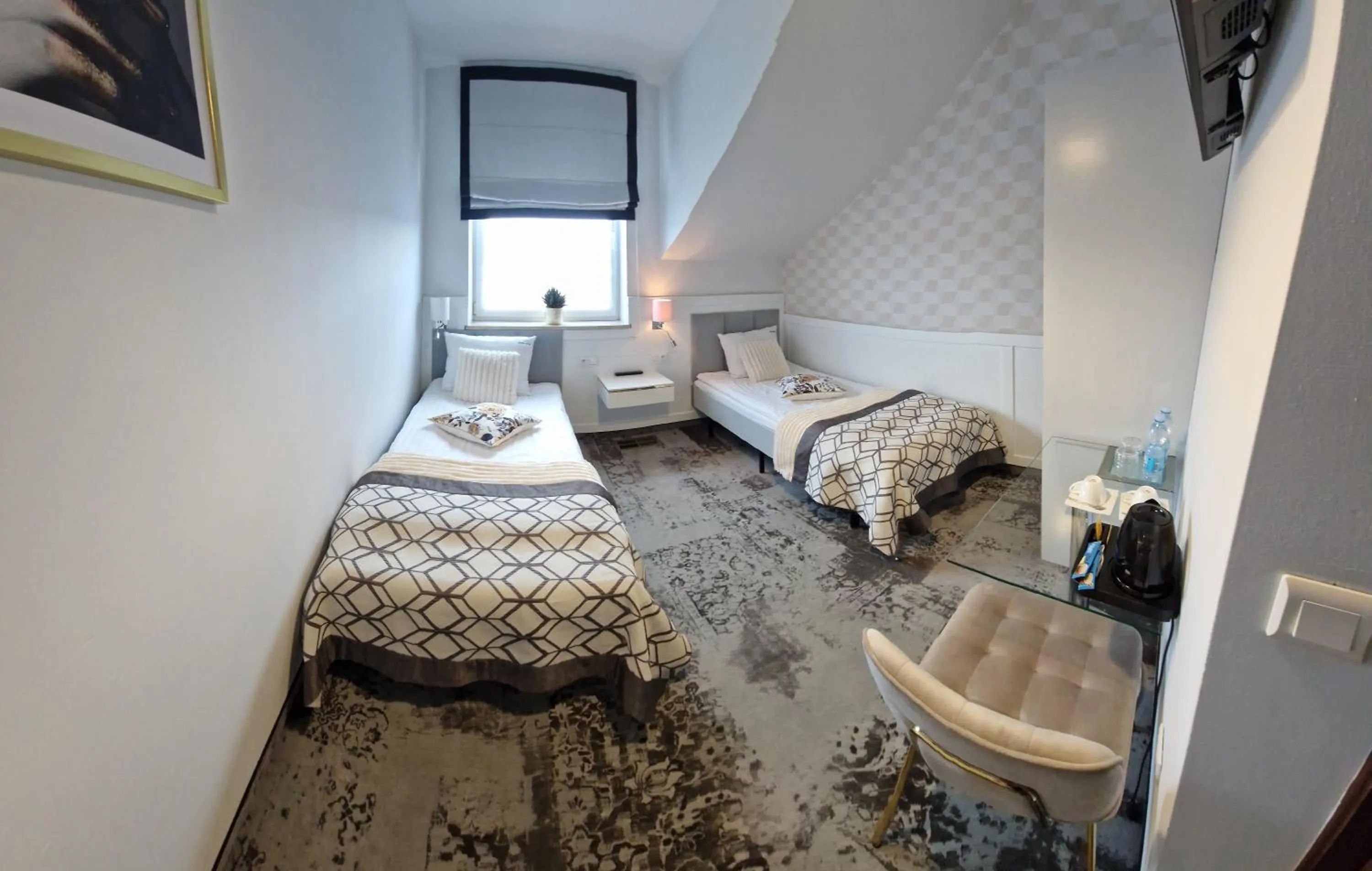 Photo of the whole room, Bed in Cynamon