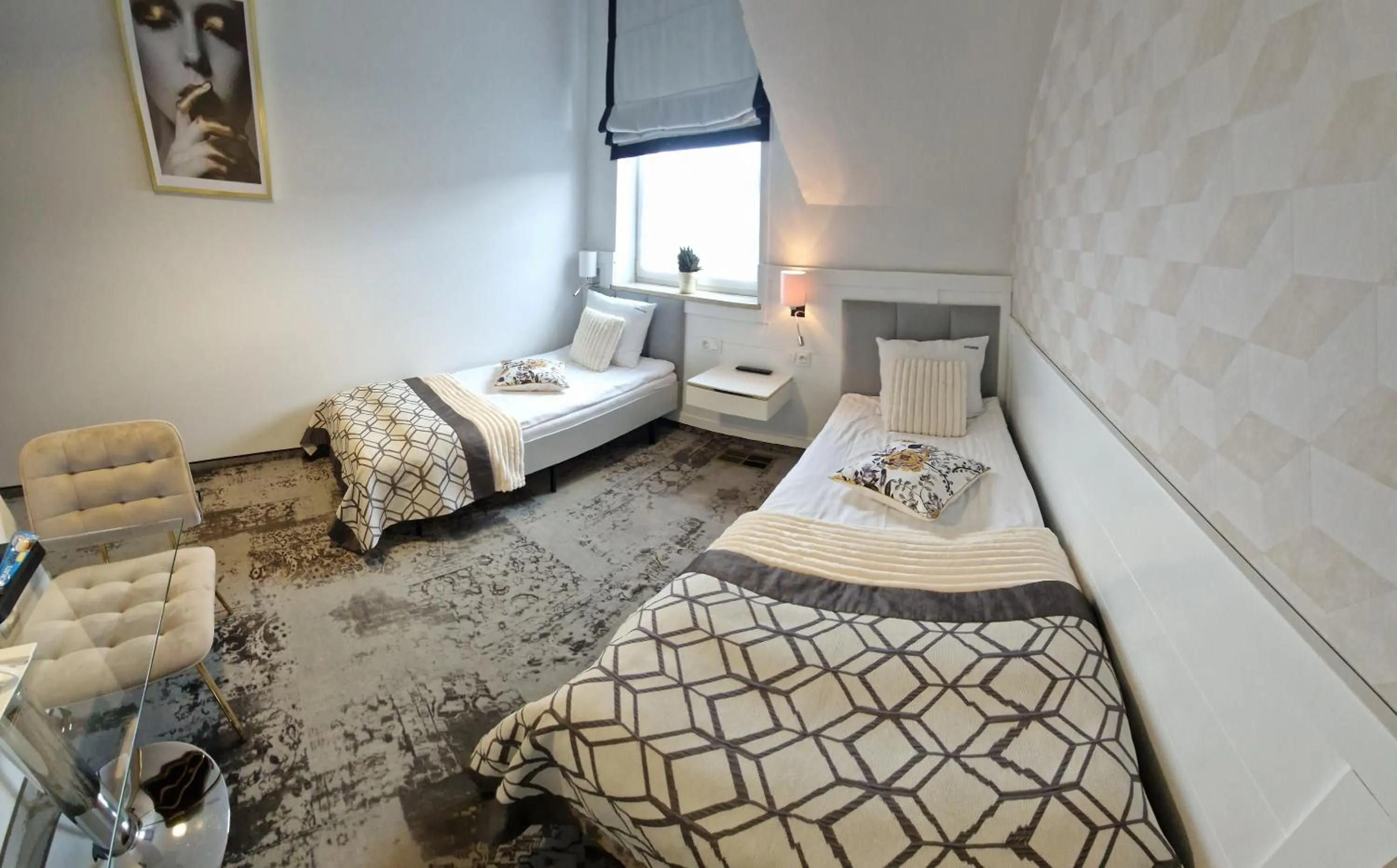 Photo of the whole room, Bed in Cynamon