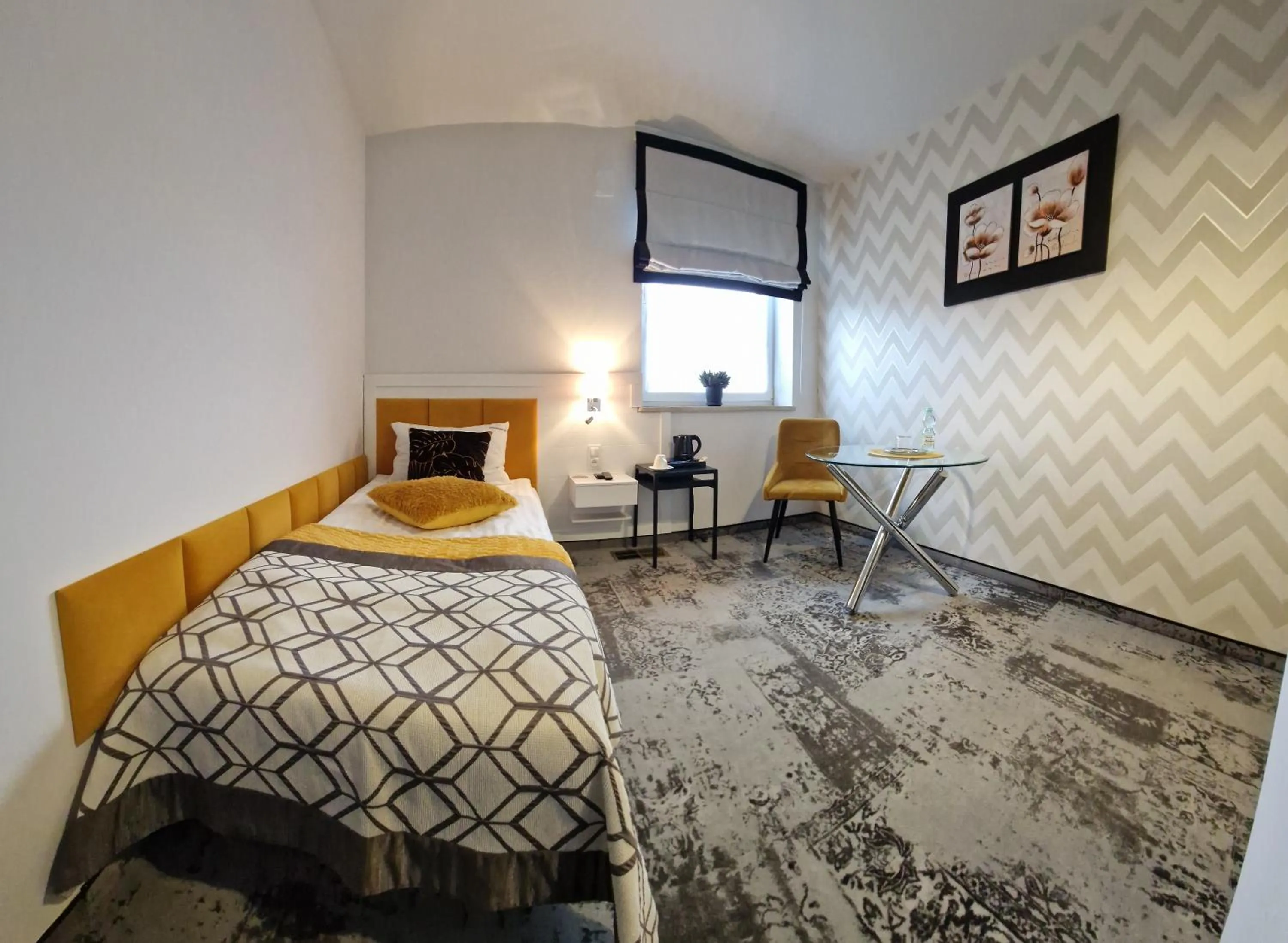 Photo of the whole room, Bed in Cynamon