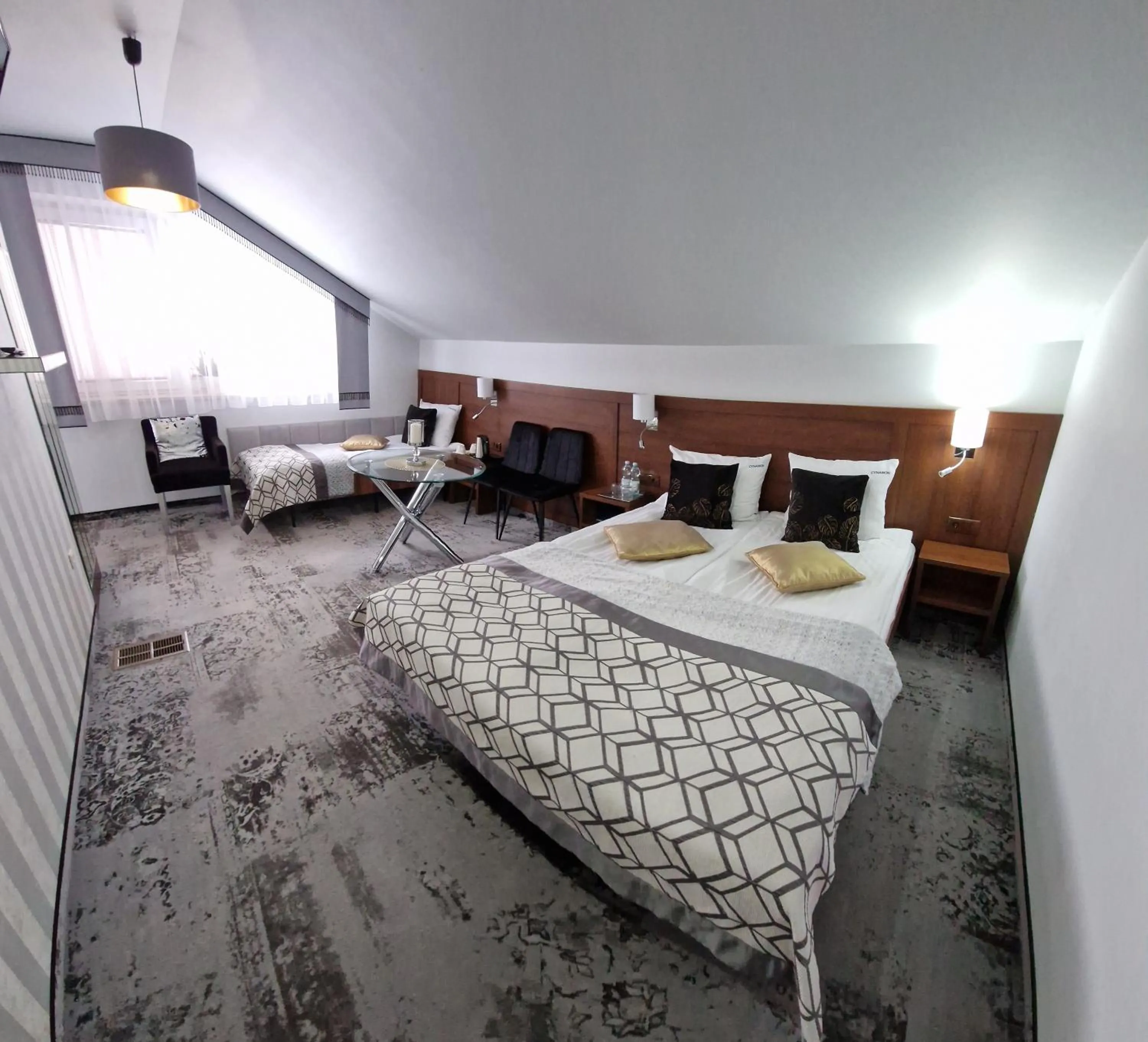 Photo of the whole room, Bed in Cynamon