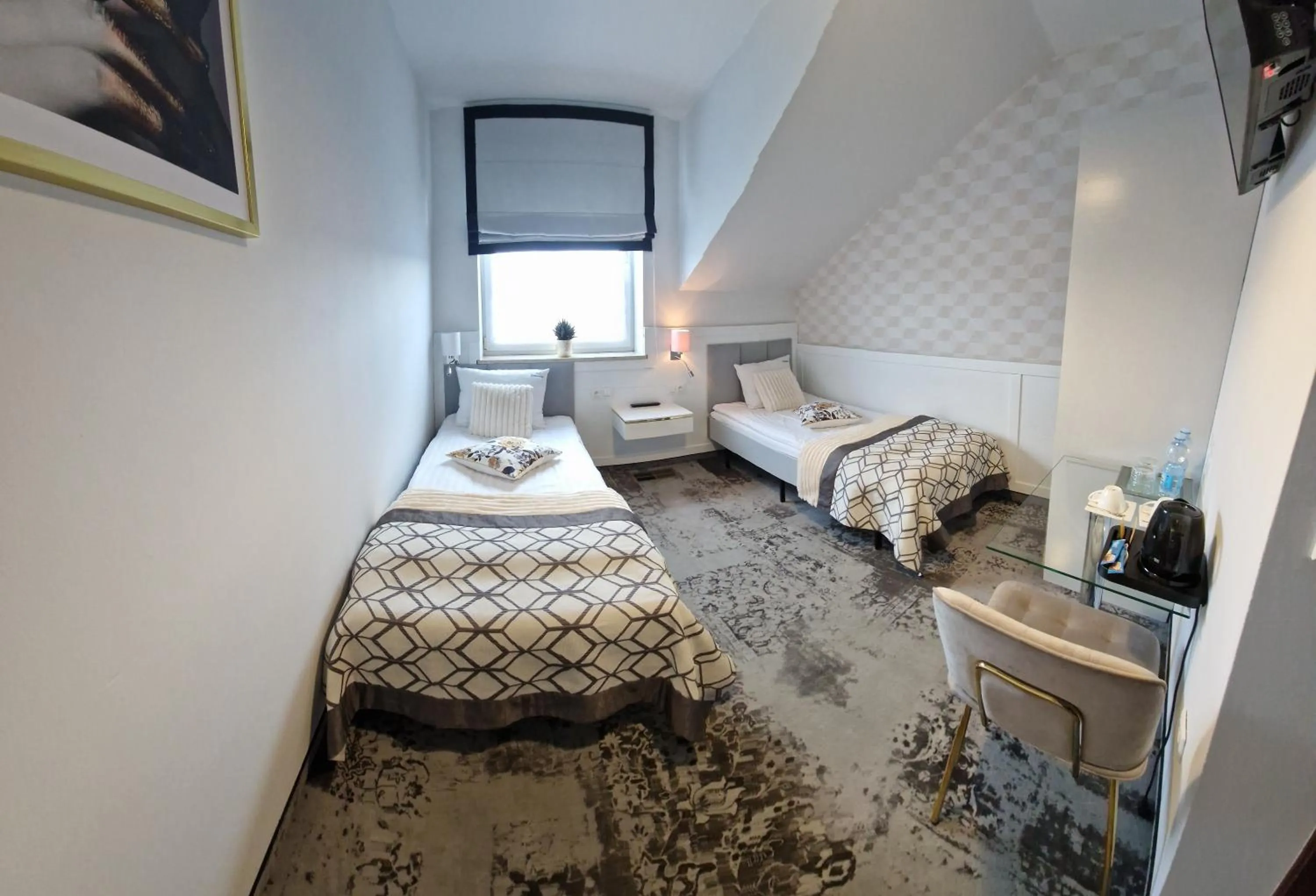 Photo of the whole room, Bed in Cynamon