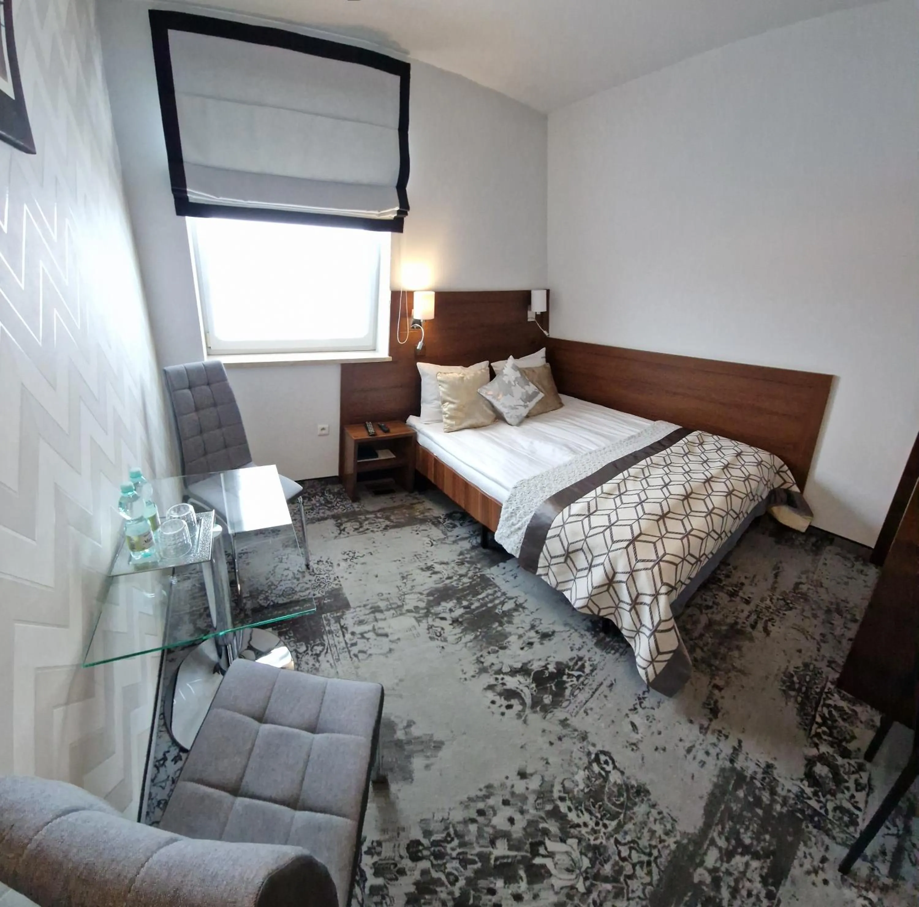 Photo of the whole room, Bed in Cynamon