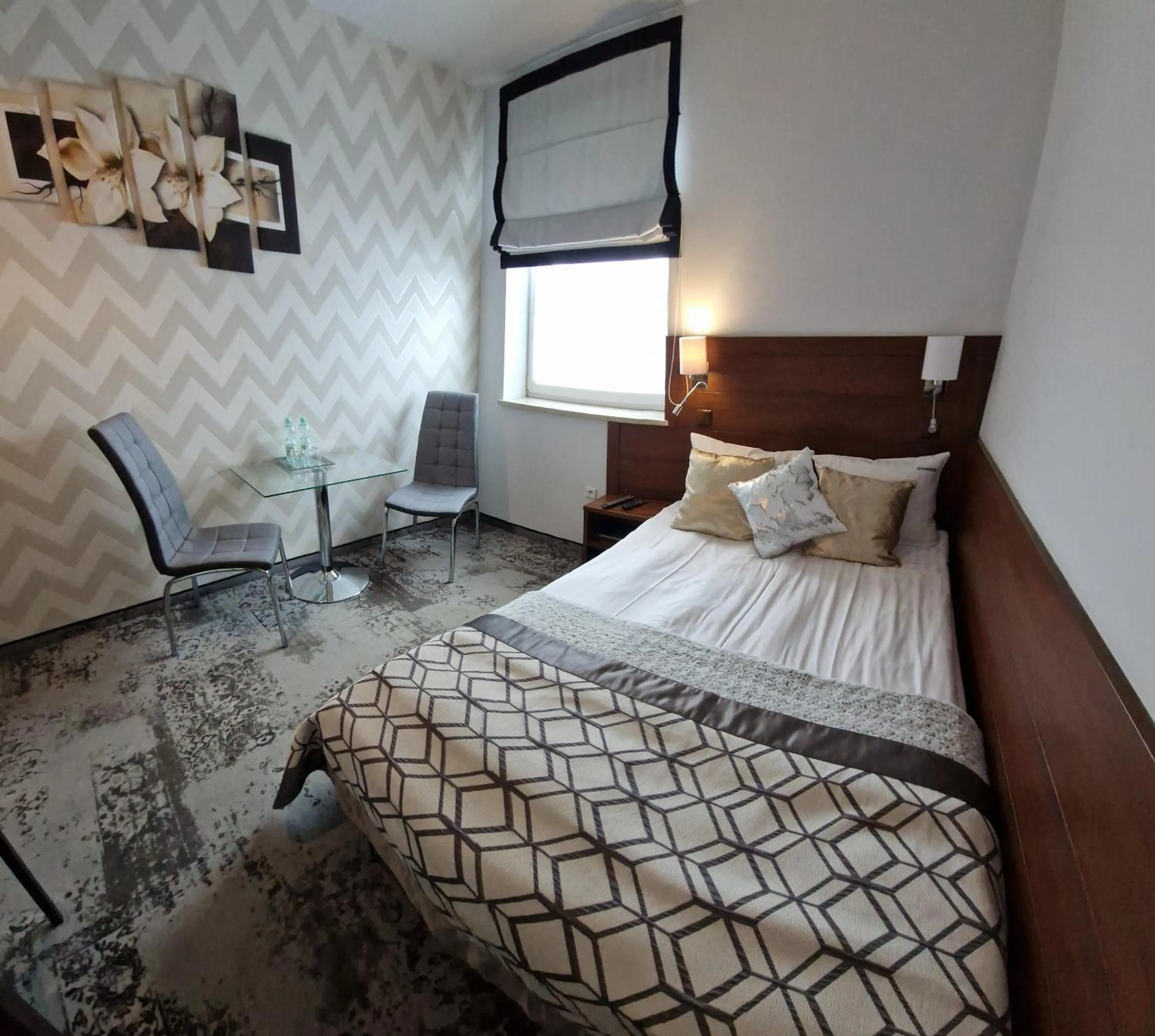 Photo of the whole room, Bed in Cynamon