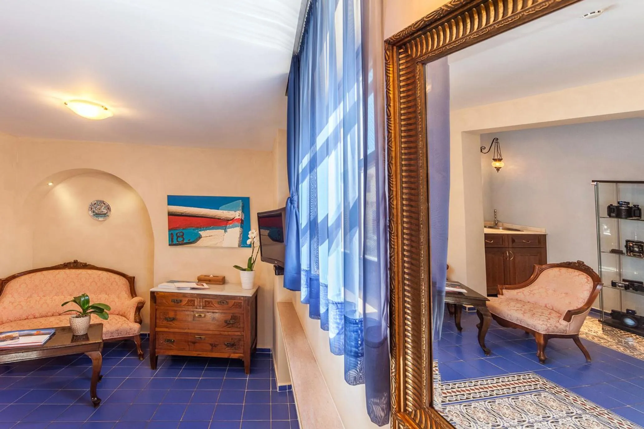 Living room in In Camera Art Boutique Hotel