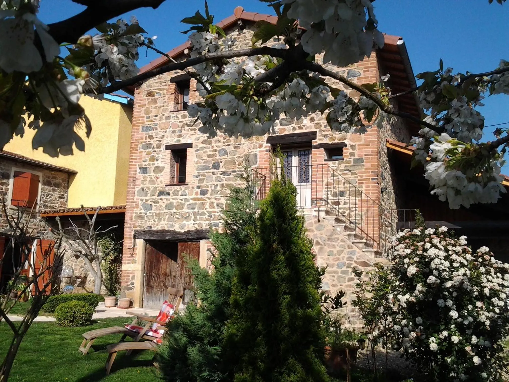 Facade/entrance in Le Clos du Merle