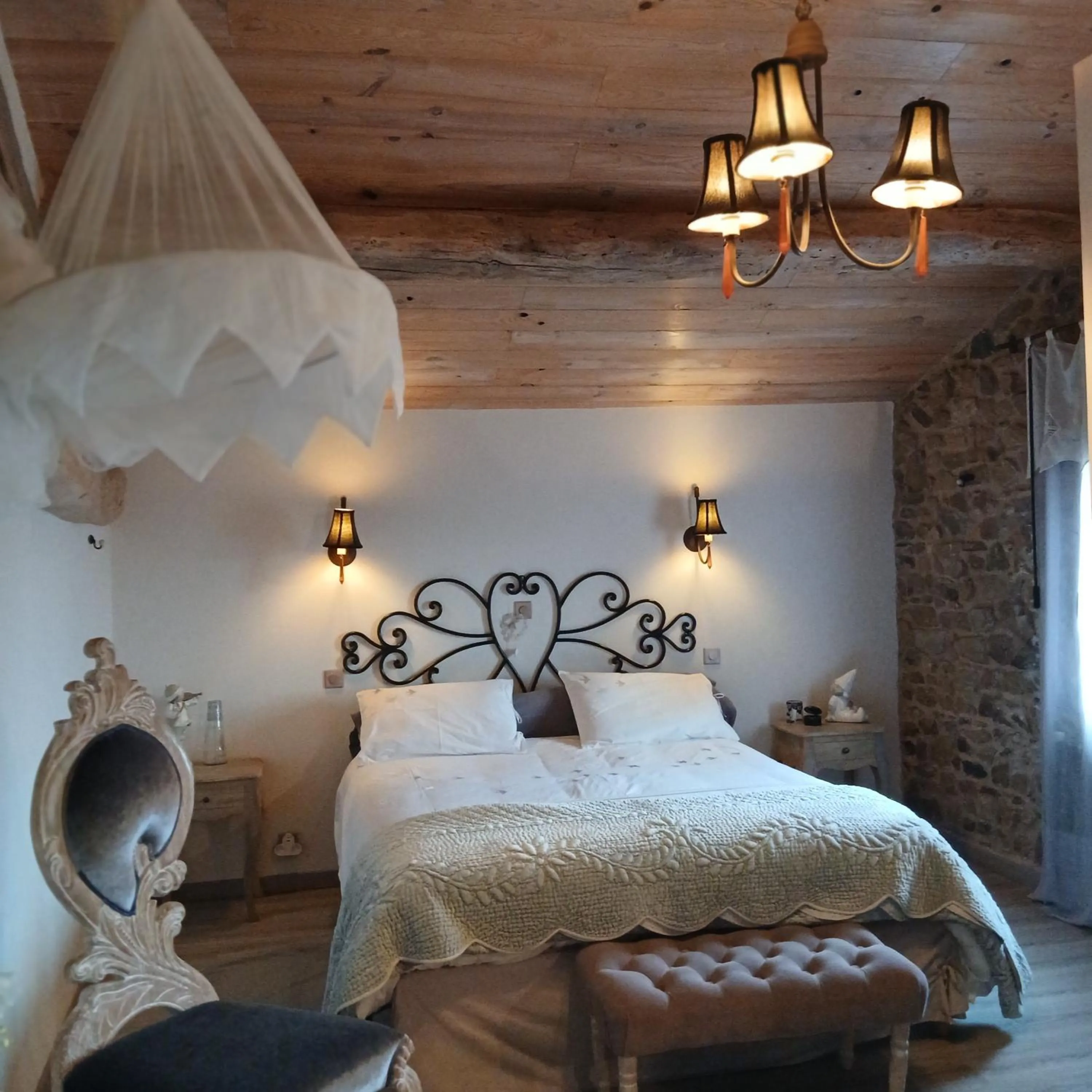 Photo of the whole room, Bed in Le Clos du Merle