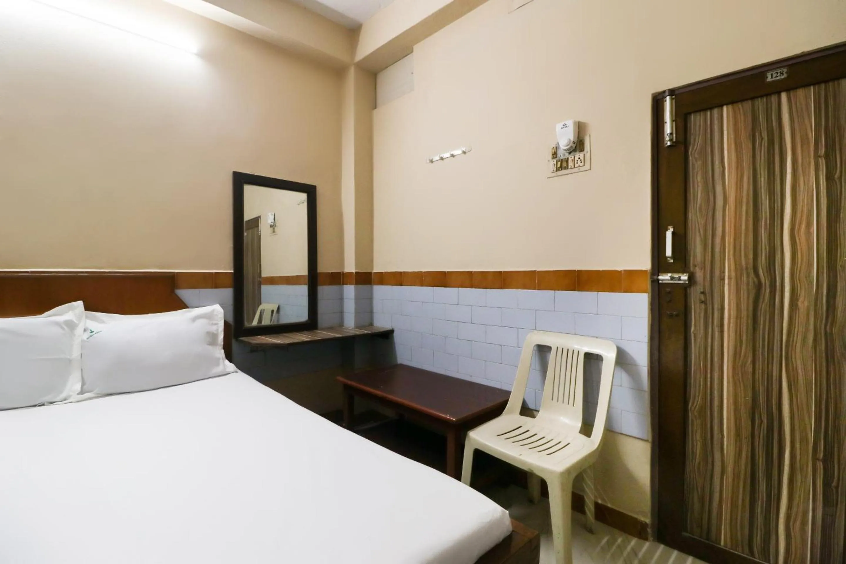 Bedroom, Bed in Hotel O Jayanthi Mansion