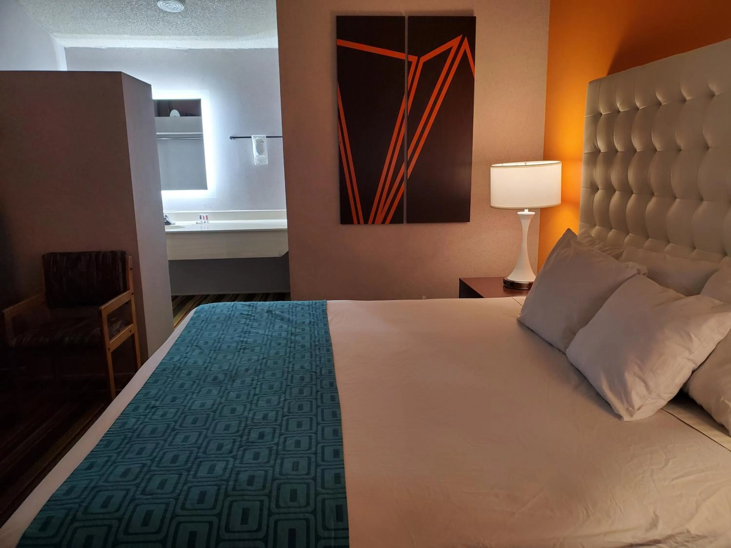 Bedroom, Bed in Howard Johnson by Wyndham Phoenix Airport/Downtown Area