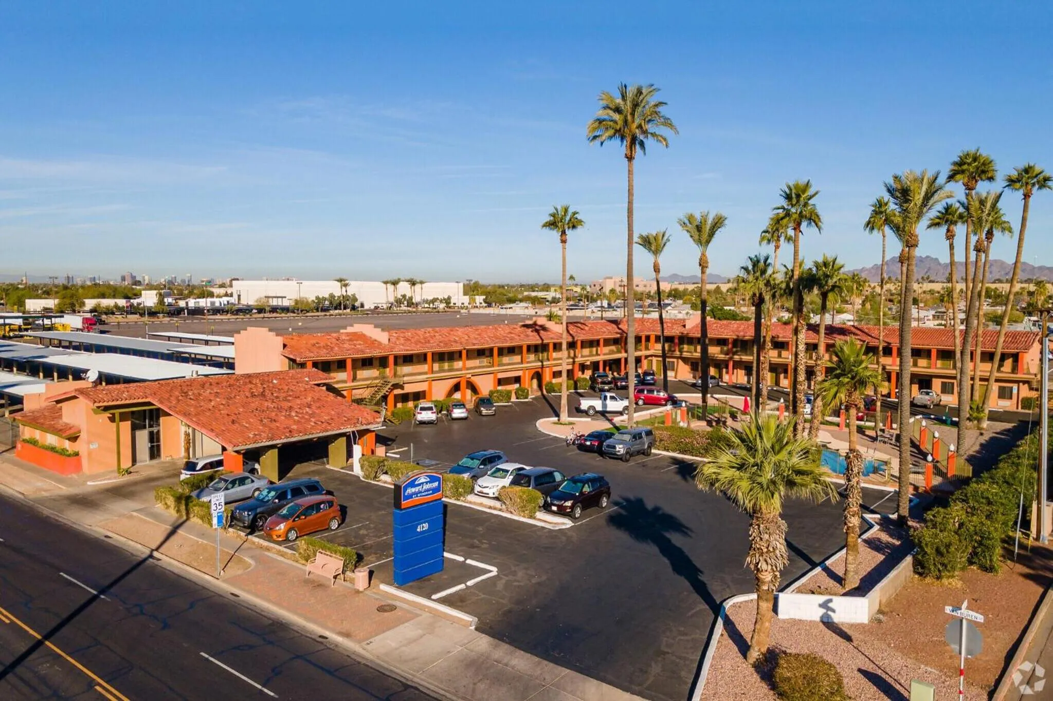 Property building in Howard Johnson by Wyndham Phoenix Airport/Downtown Area