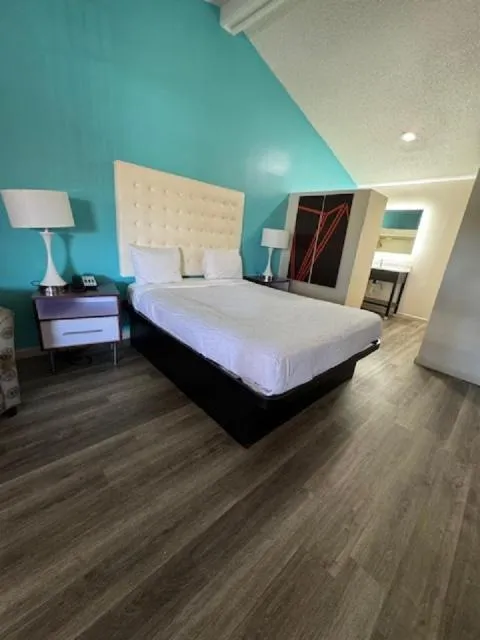 Bed in Howard Johnson by Wyndham Phoenix Airport/Downtown Area