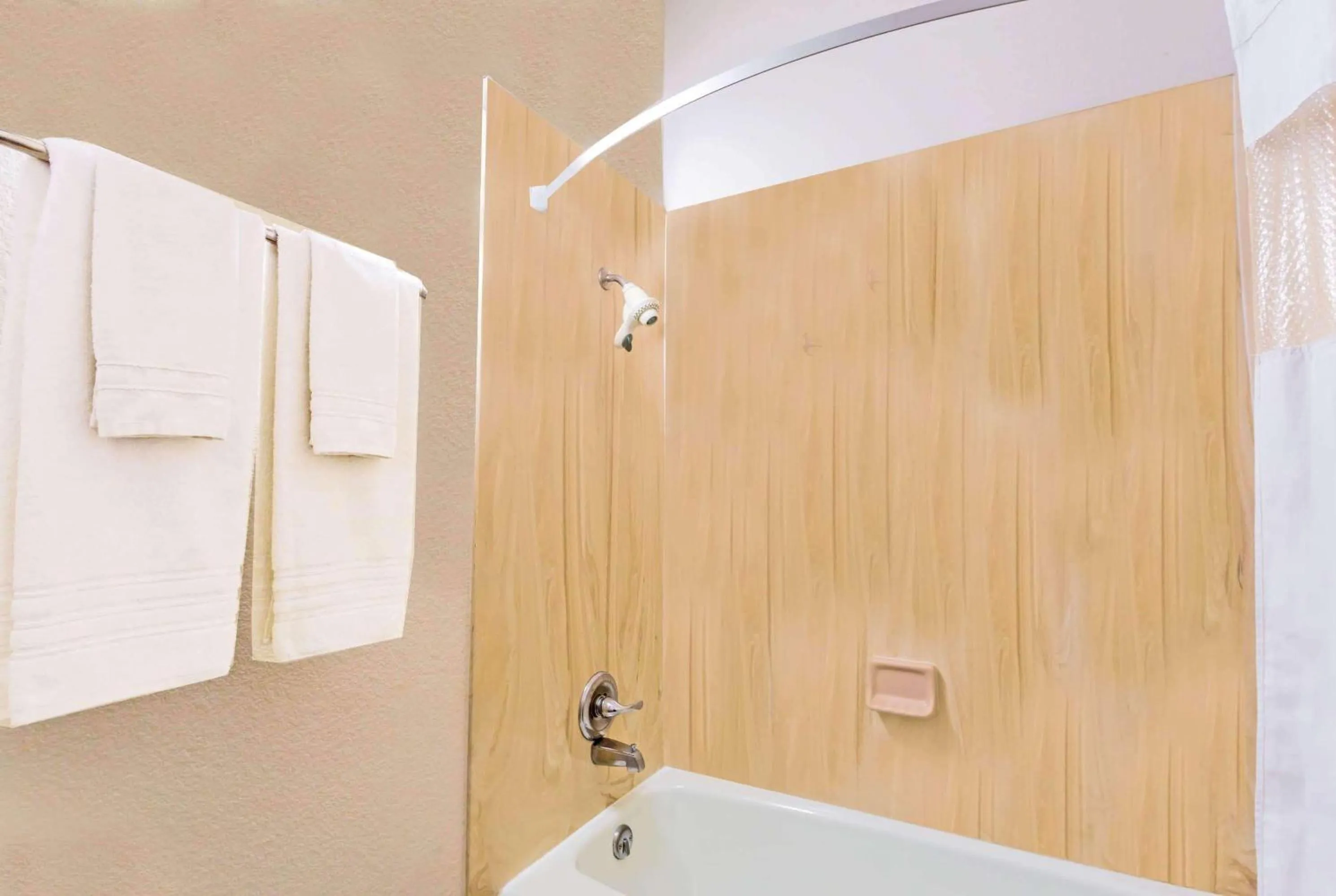 Bathroom in Howard Johnson by Wyndham Phoenix Airport/Downtown Area