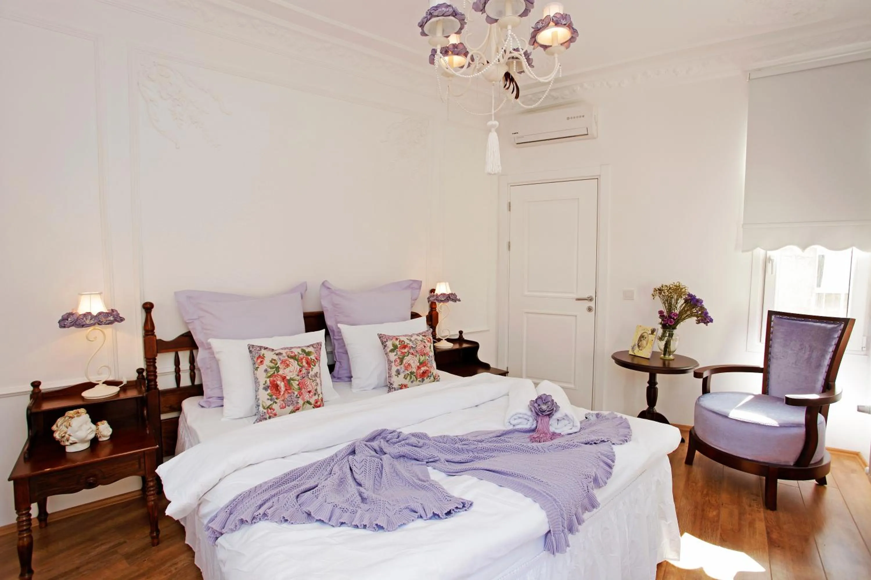 Photo of the whole room, Bed in The White Swan Suites Beyoglu