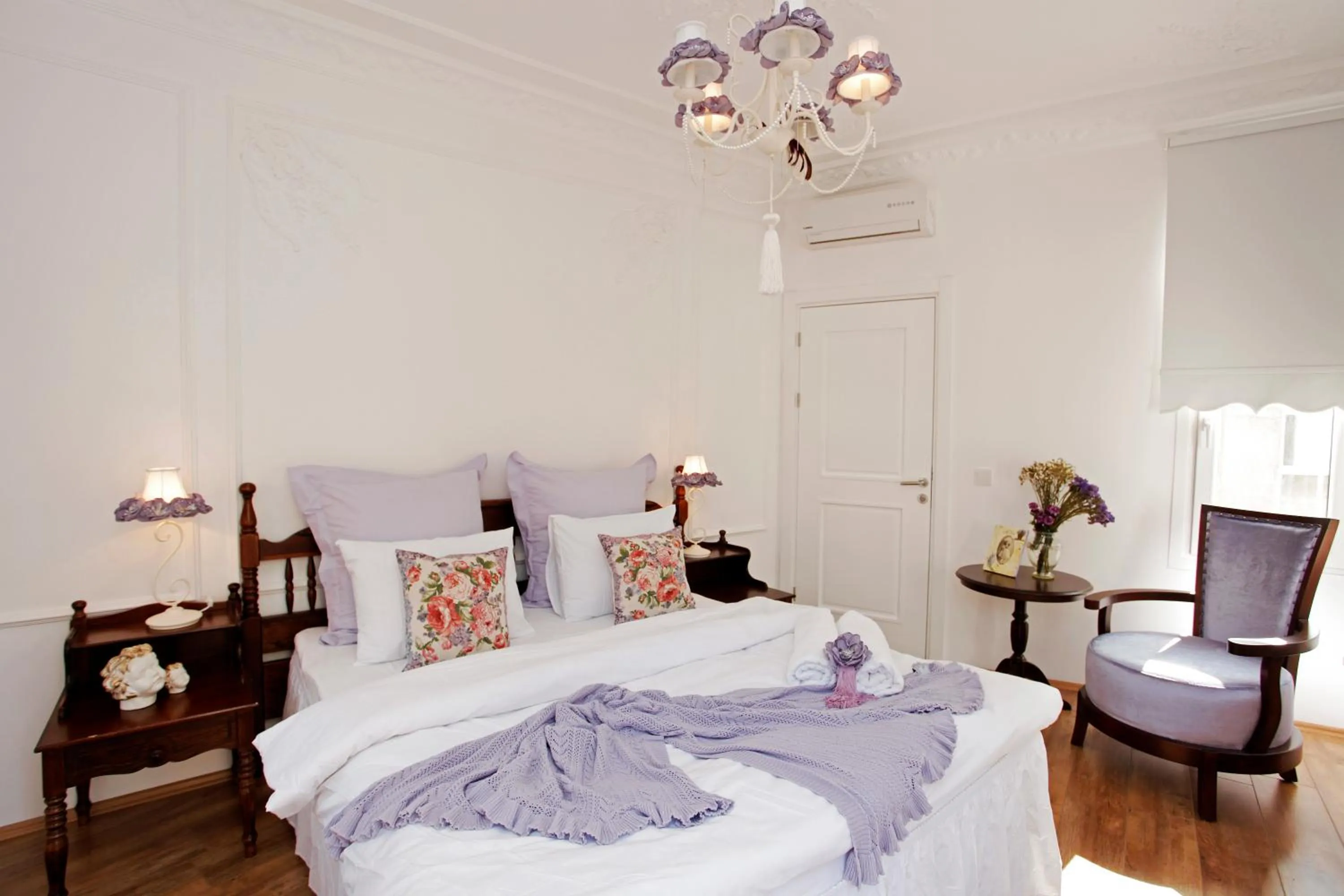 Photo of the whole room, Bed in The White Swan Suites Beyoglu
