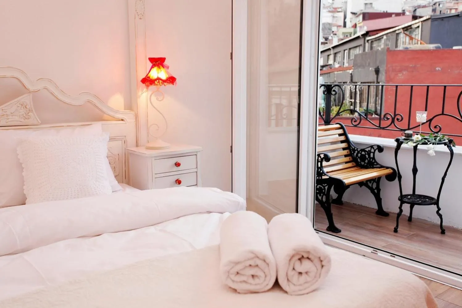 Bedroom, Bed in The White Swan Suites Beyoglu