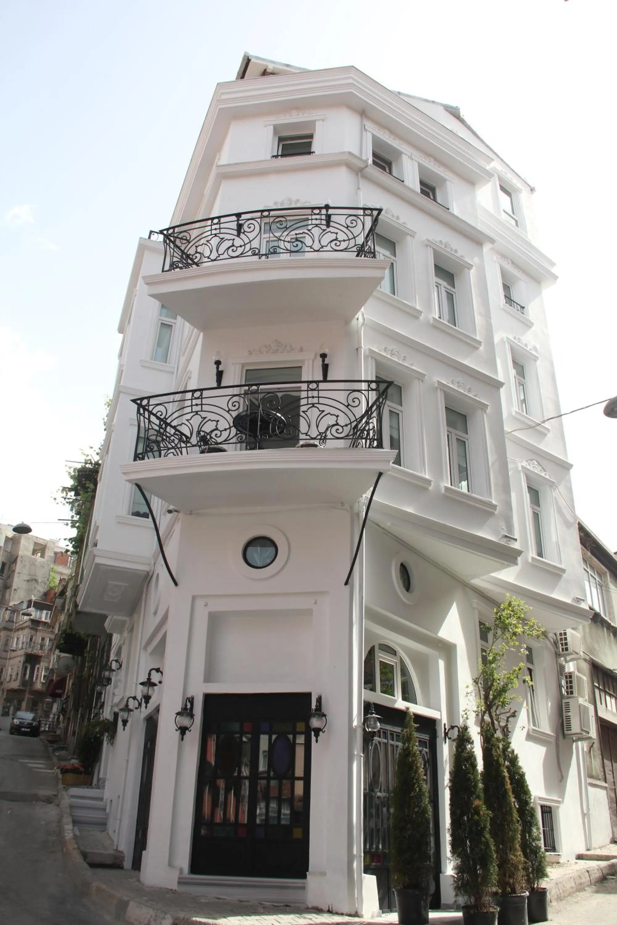 Facade/entrance in The White Swan Suites Beyoglu