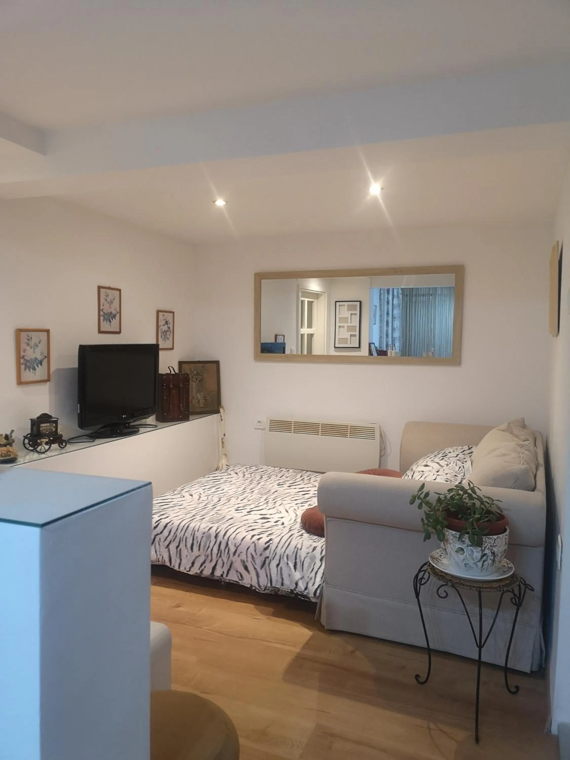 Communal lounge/ TV room in Sweet Cosy Apartment