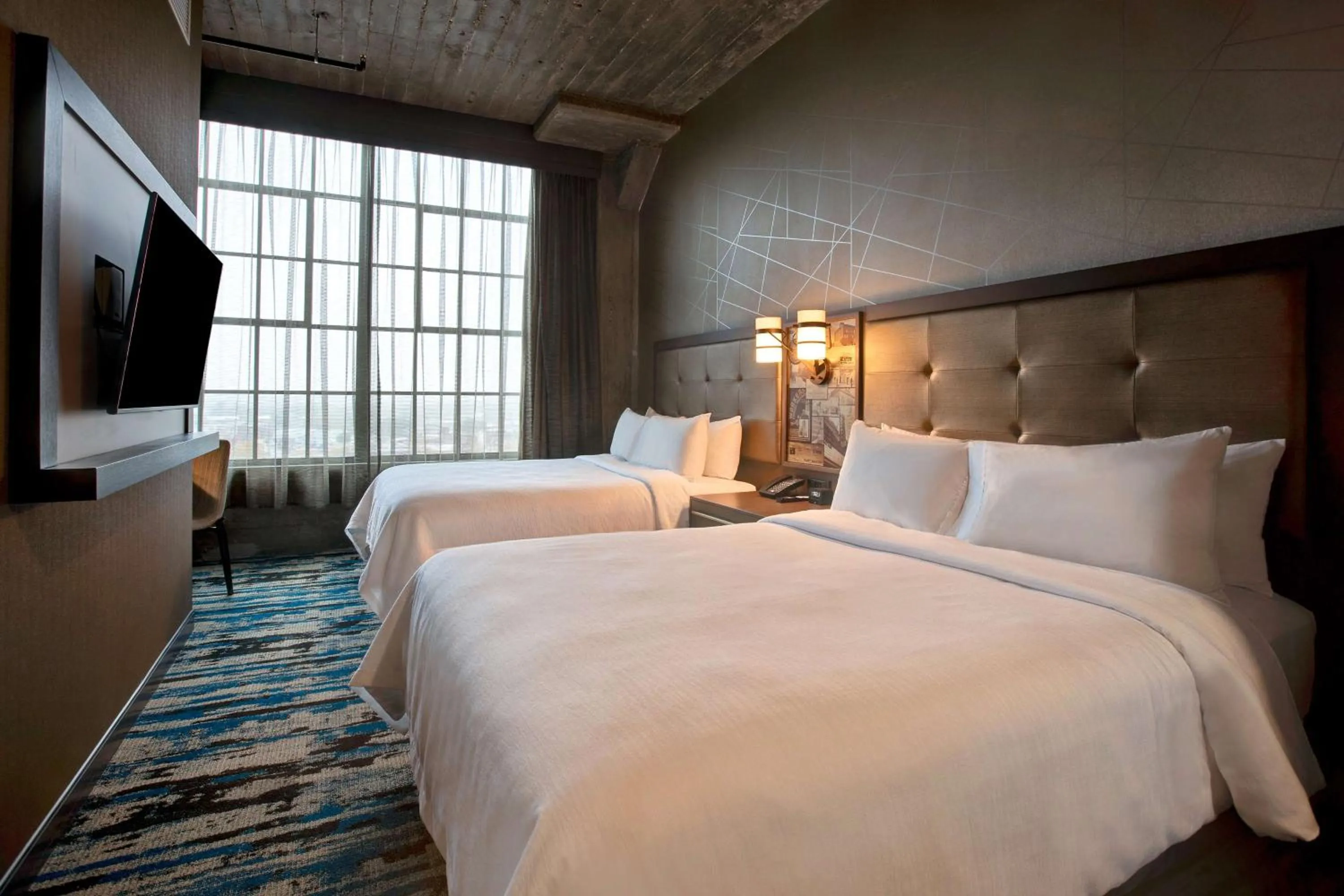 Bed in Embassy Suites By Hilton Rockford Riverfront