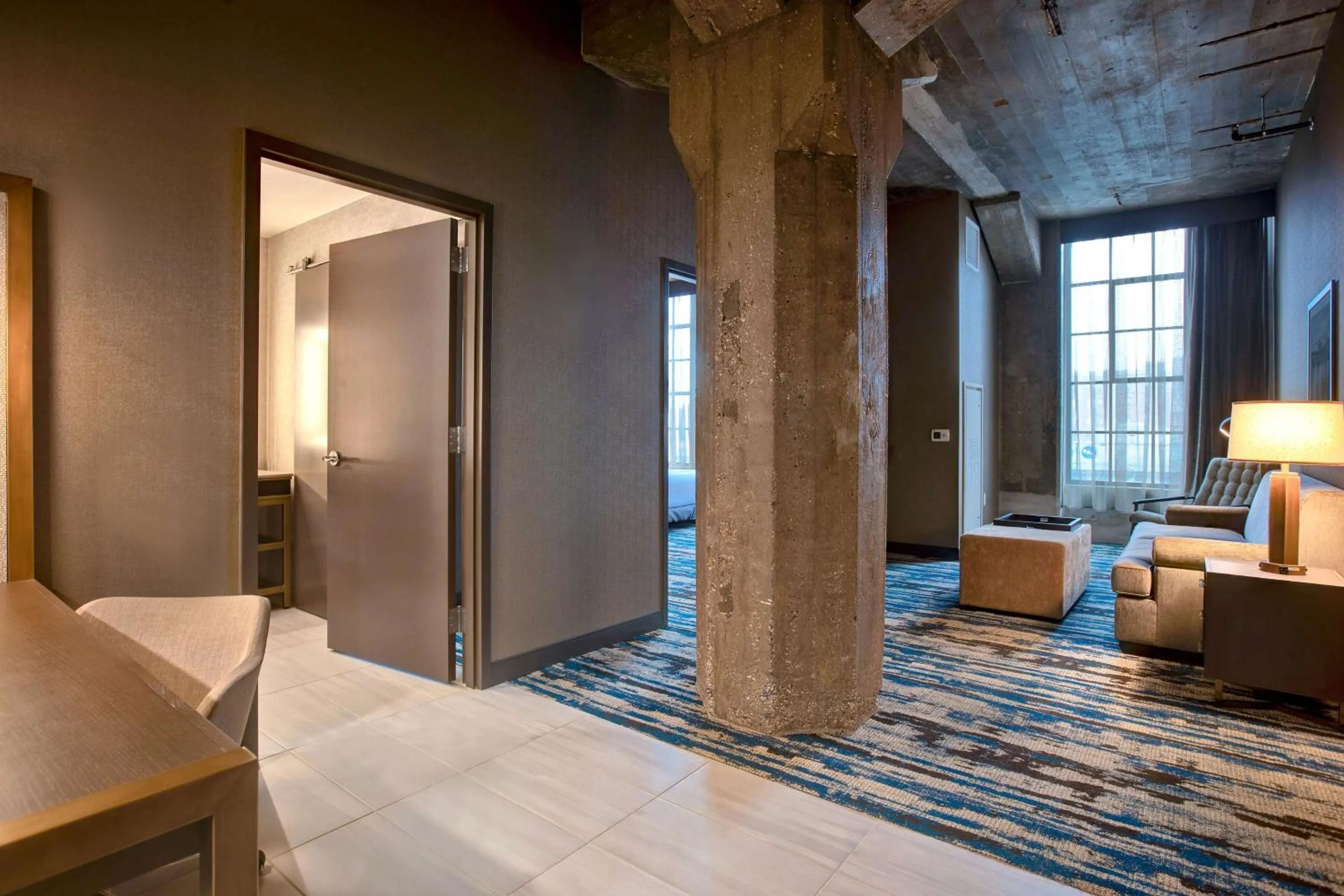Living room, Bed in Embassy Suites By Hilton Rockford Riverfront