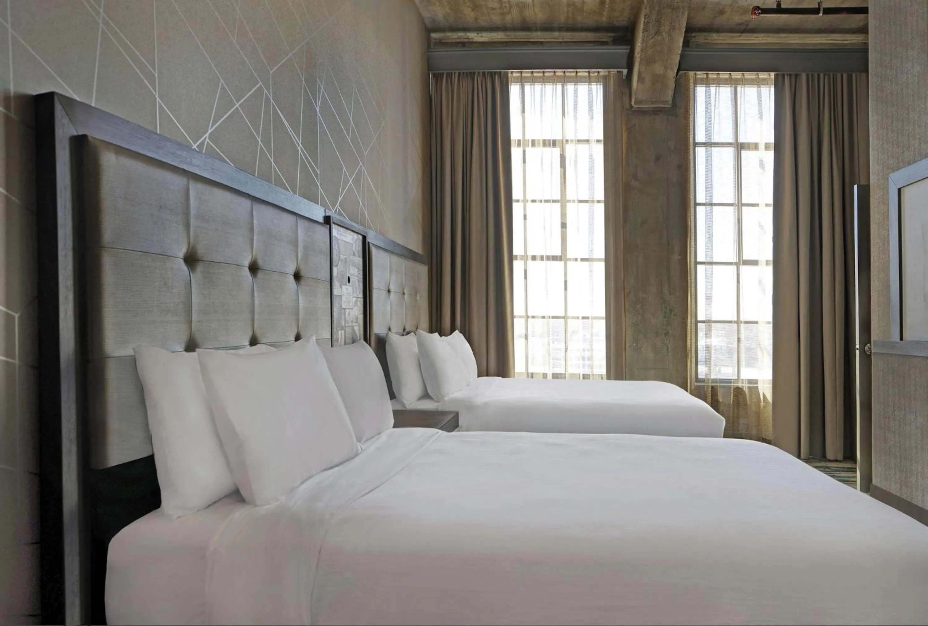 Bed in Embassy Suites By Hilton Rockford Riverfront