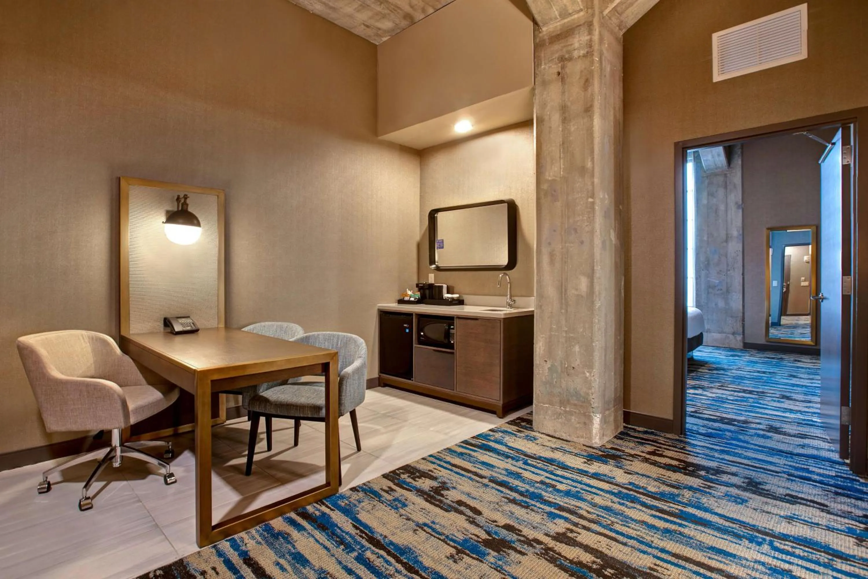 Bedroom in Embassy Suites By Hilton Rockford Riverfront