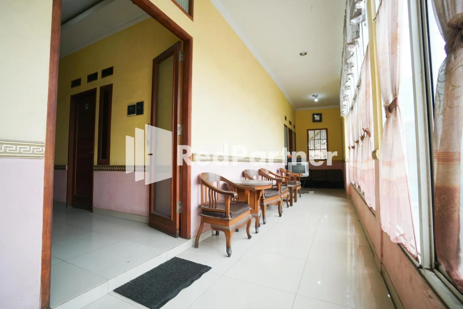 Seating area in Surabaya Jaya Hotel near Soekarno Hatta Airport Redpartner