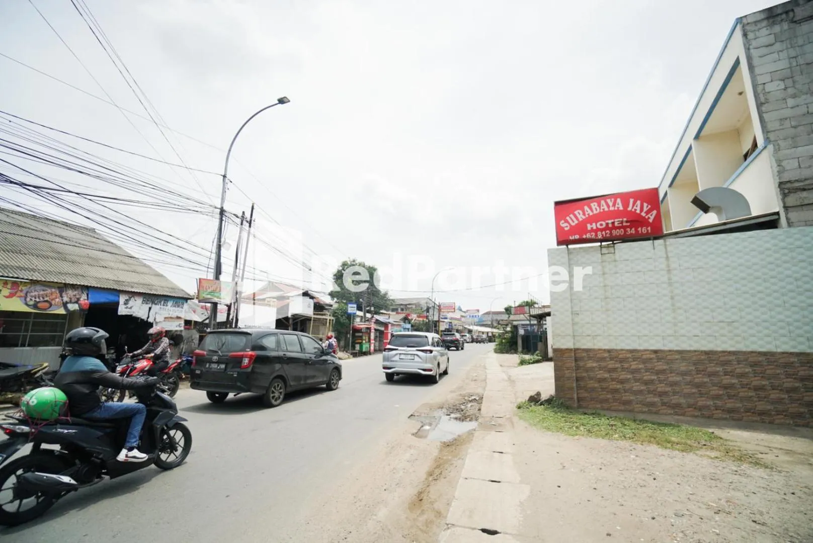 Facade/entrance in Surabaya Jaya Hotel near Soekarno Hatta Airport Redpartner