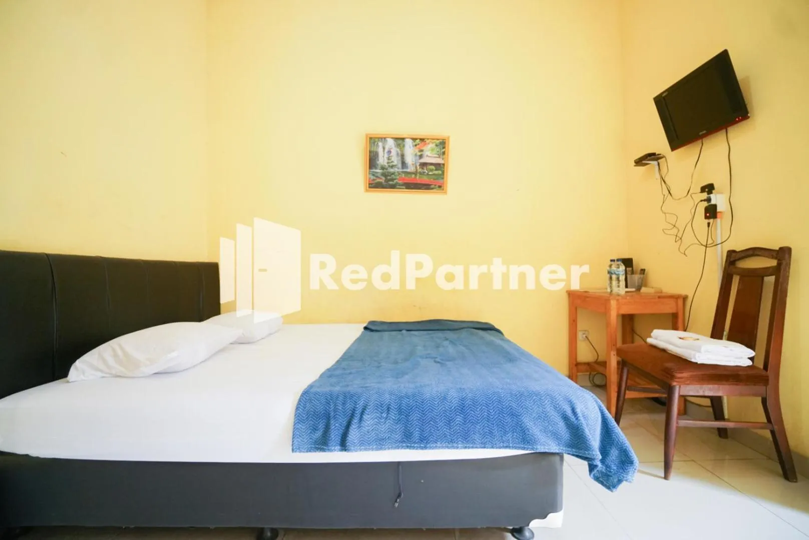 Bedroom, Bed in Surabaya Jaya Hotel near Soekarno Hatta Airport Redpartner