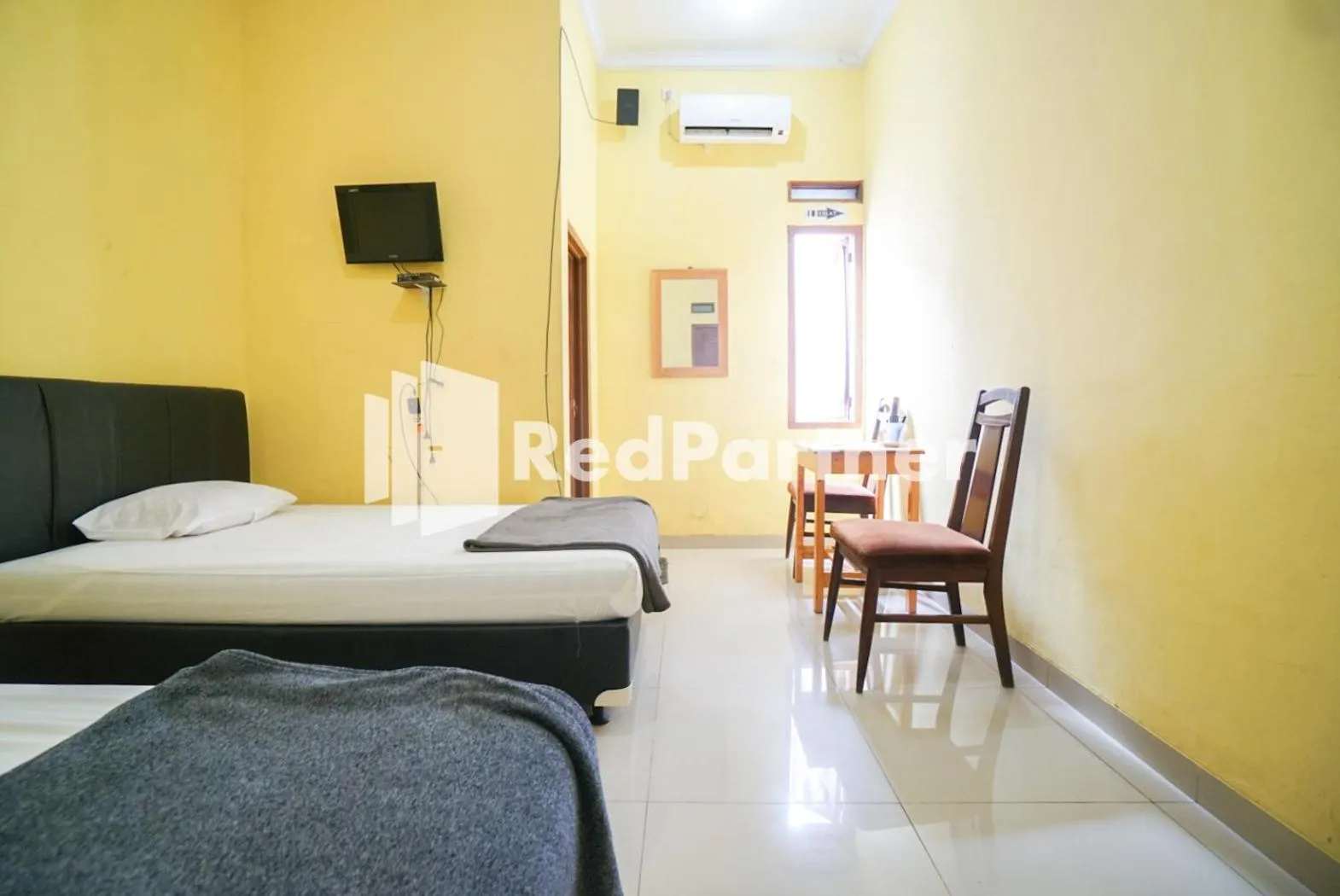 Bedroom, Bed in Surabaya Jaya Hotel near Soekarno Hatta Airport Redpartner