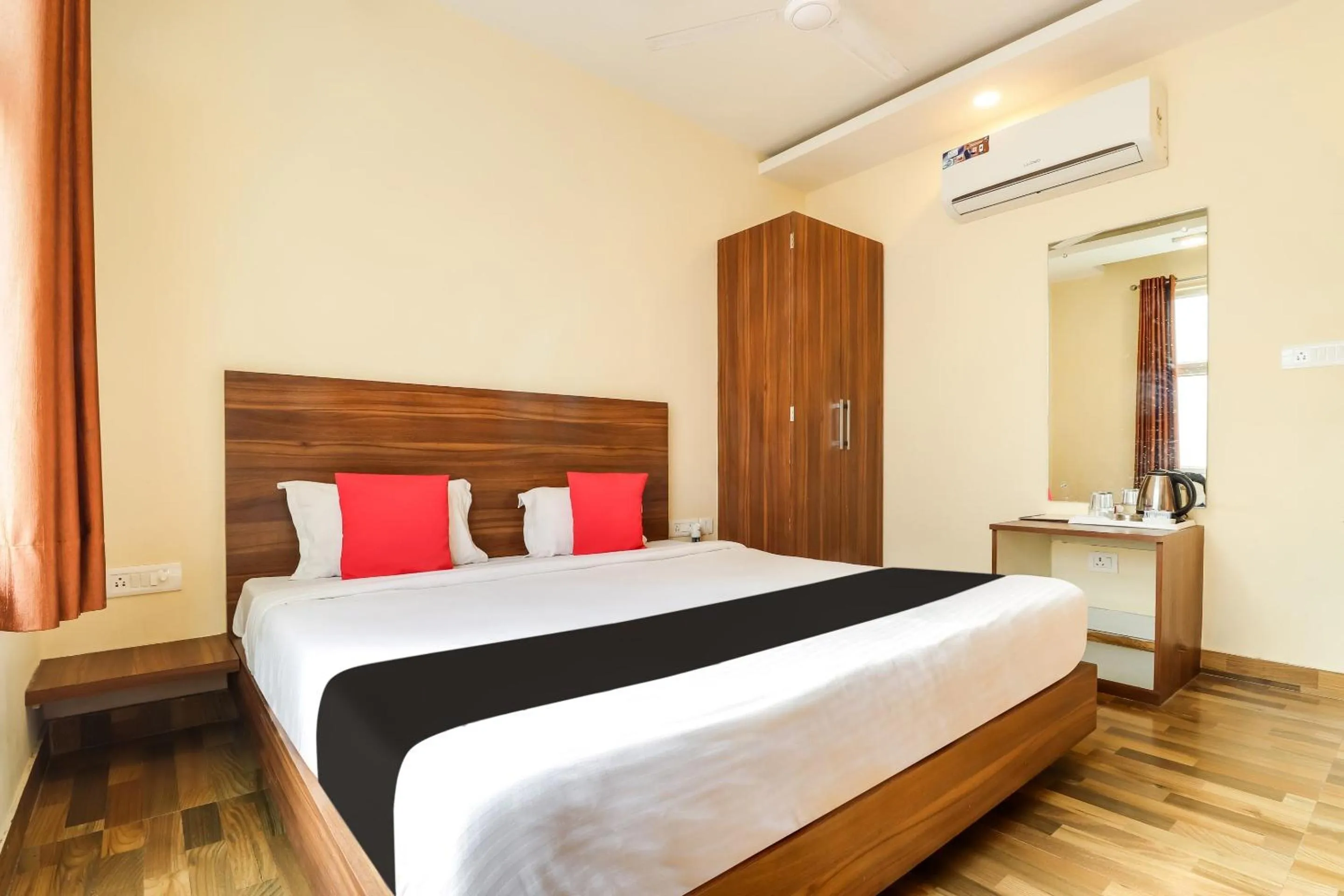 Bedroom, Bed in Super Capital O Seven Wonders Inn Near Sahara Ganj Mall