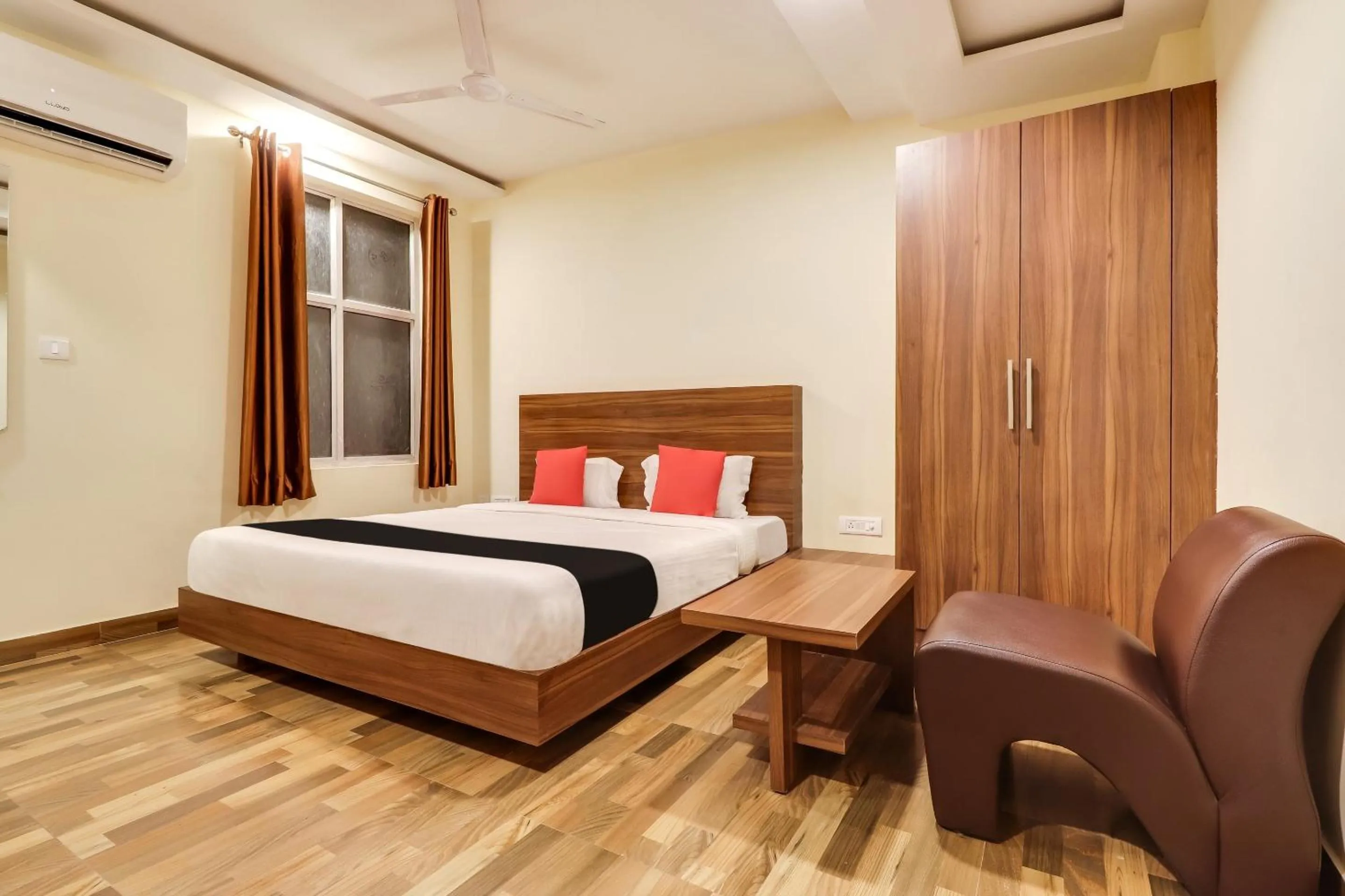 Bedroom, Bed in Super Capital O Seven Wonders Inn Near Sahara Ganj Mall