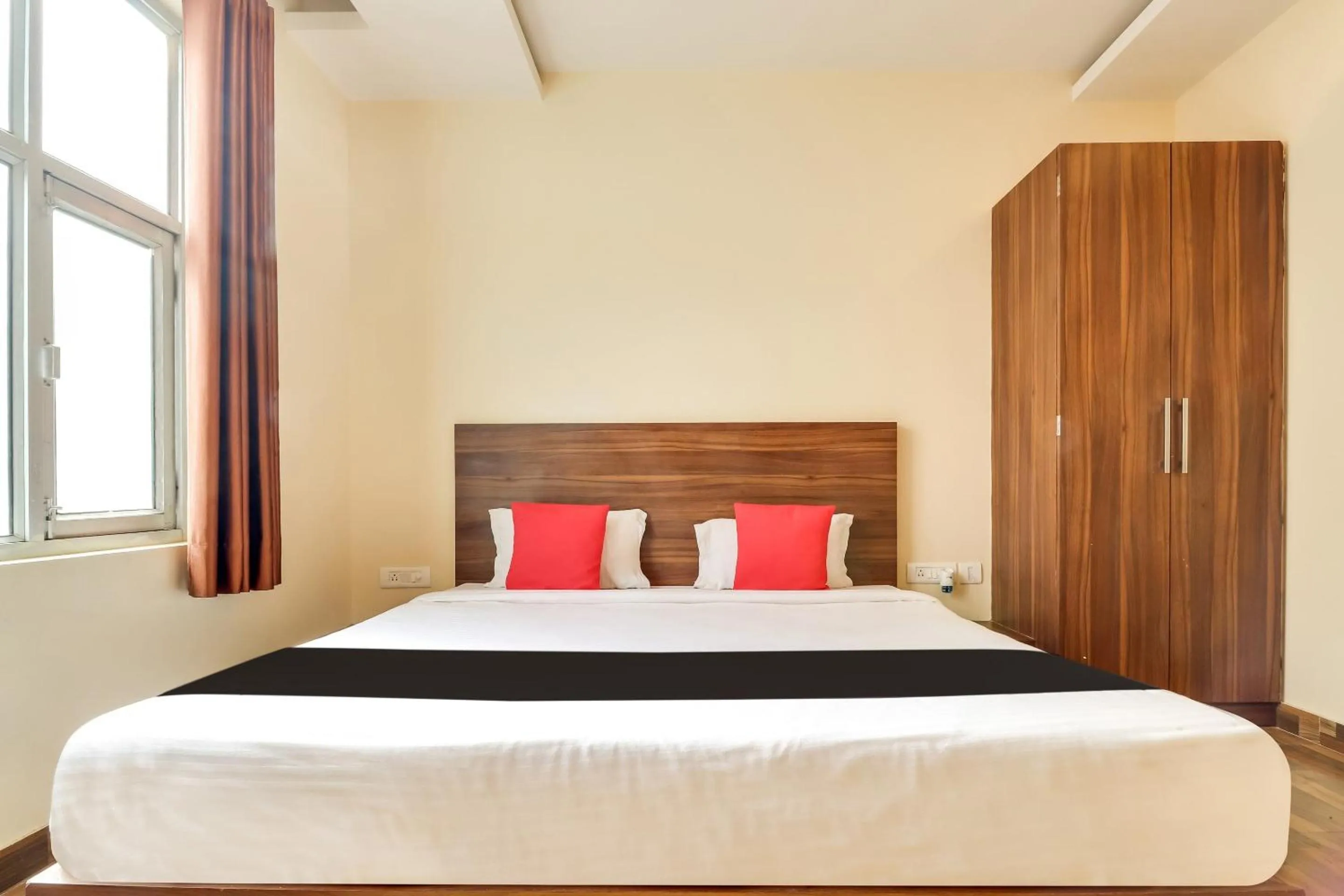 Bedroom, Bed in Super Capital O Seven Wonders Inn Near Sahara Ganj Mall