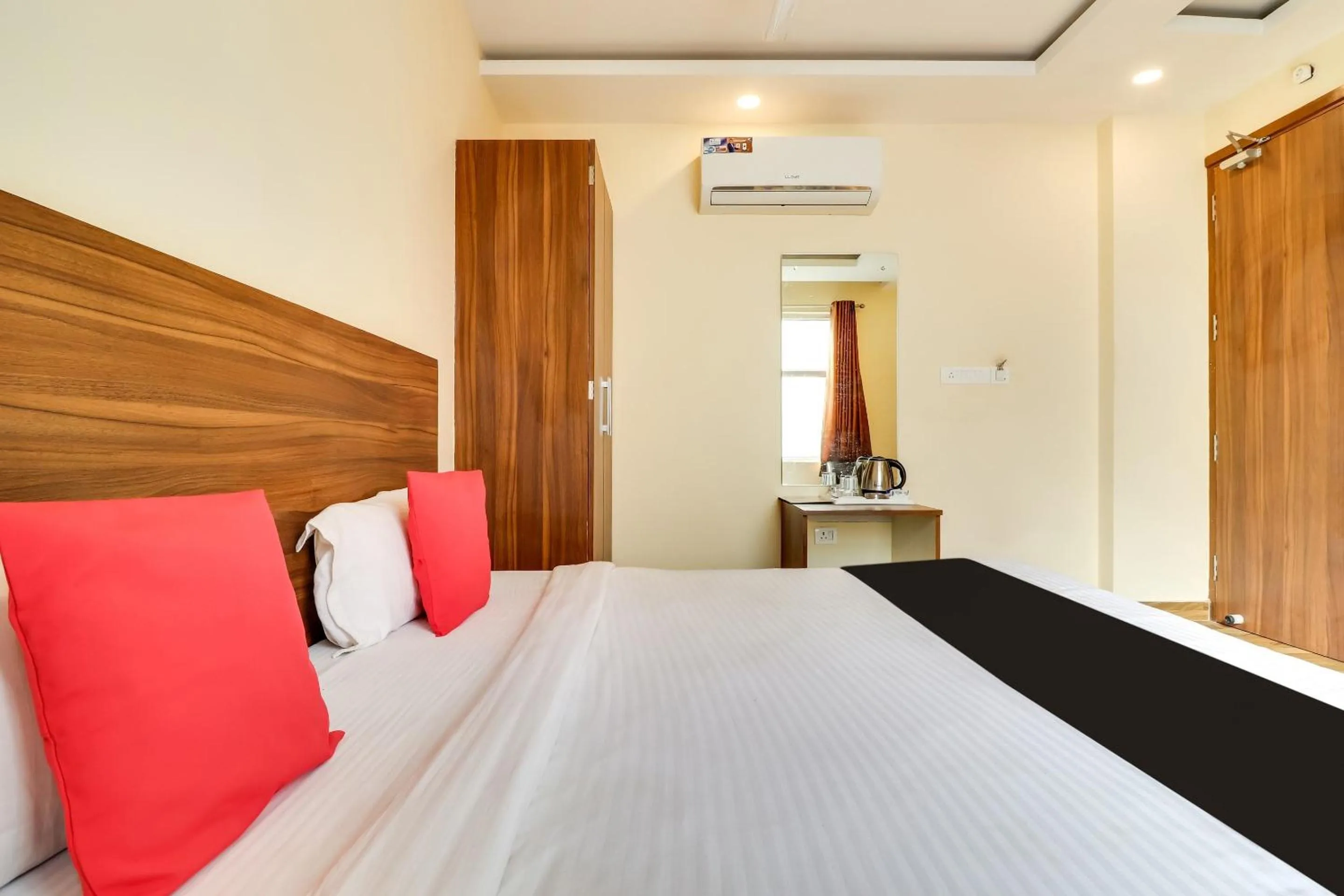 Bedroom, Bed in Super Capital O Seven Wonders Inn Near Sahara Ganj Mall