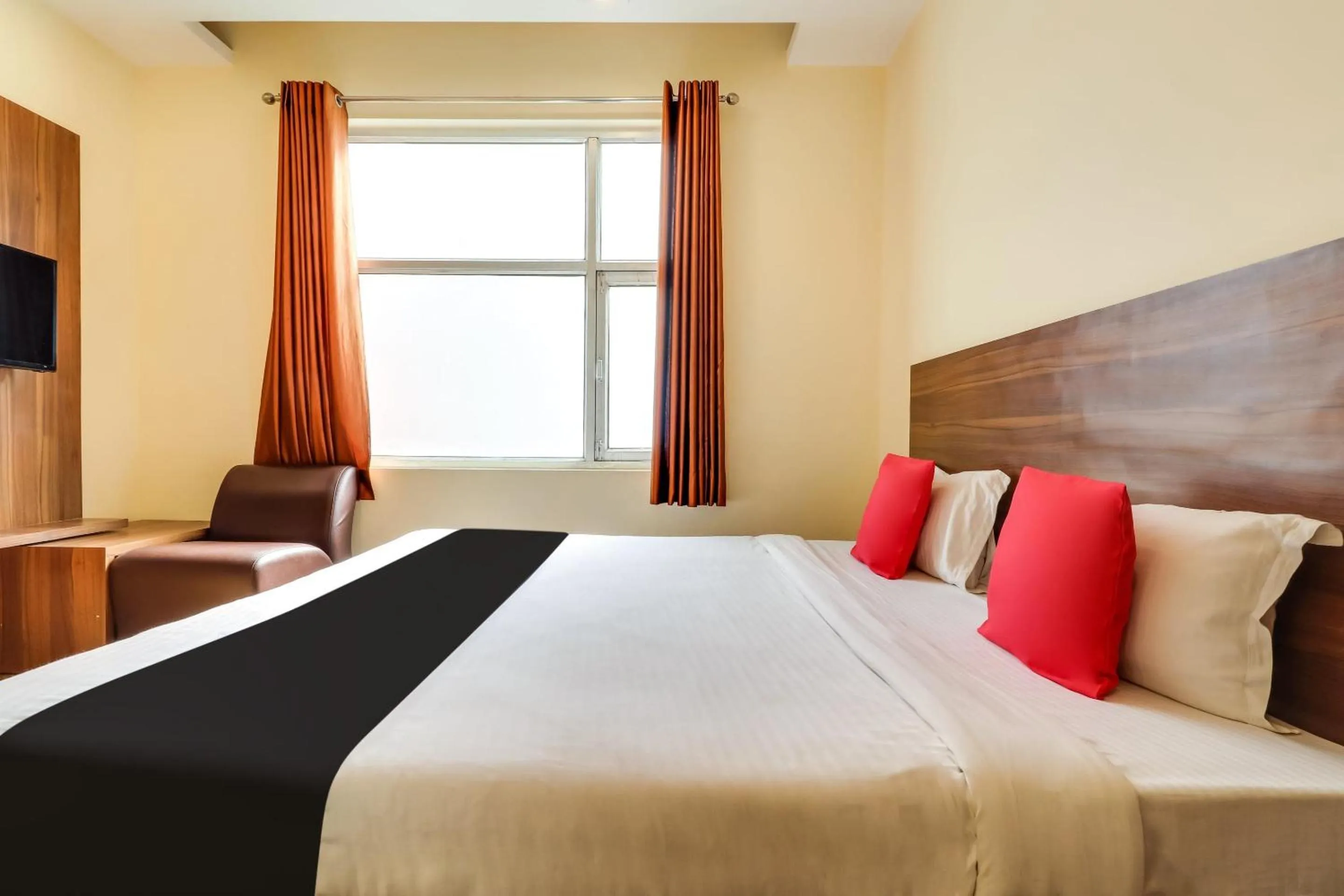 Bedroom, Bed in Super Capital O Seven Wonders Inn Near Sahara Ganj Mall