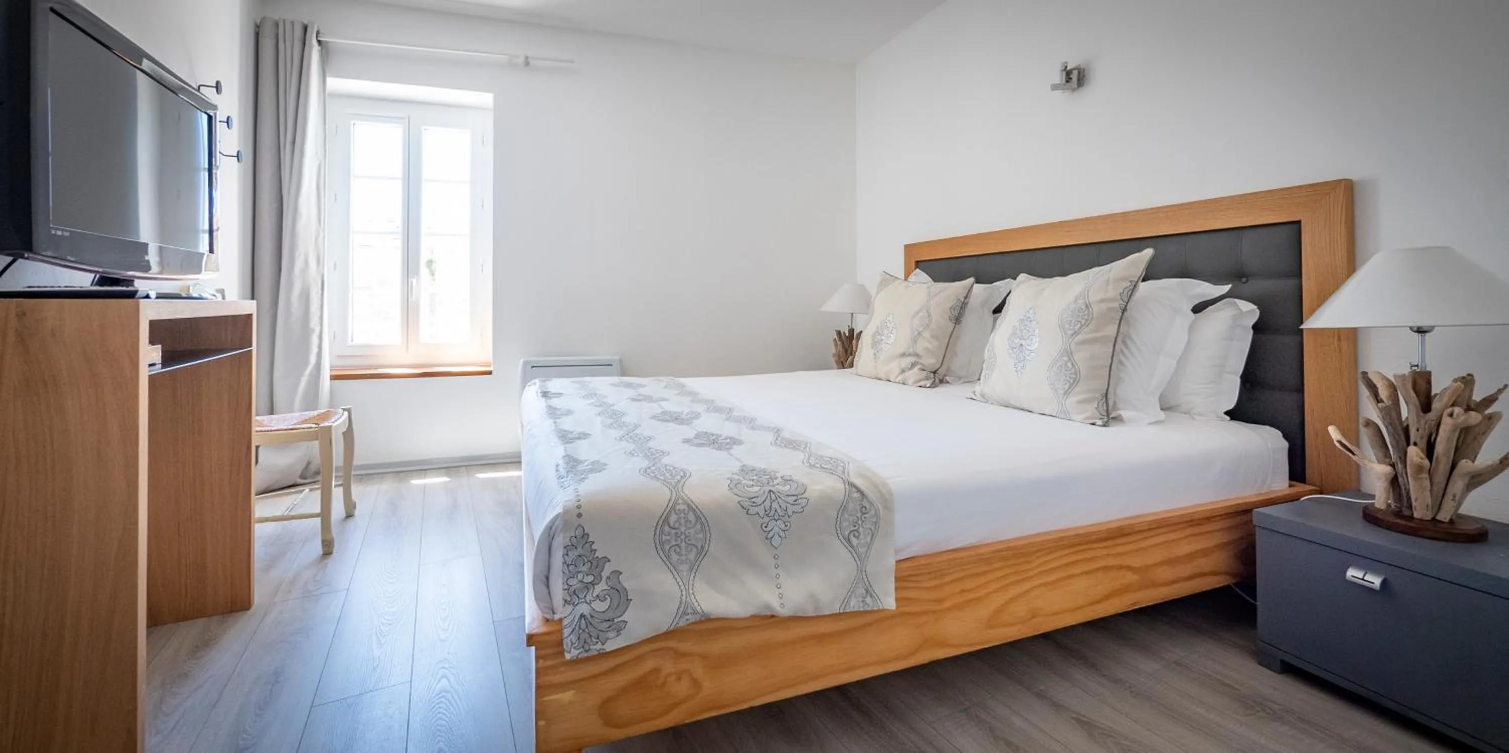 Bed in Auberge de l'Abbaye Cruis