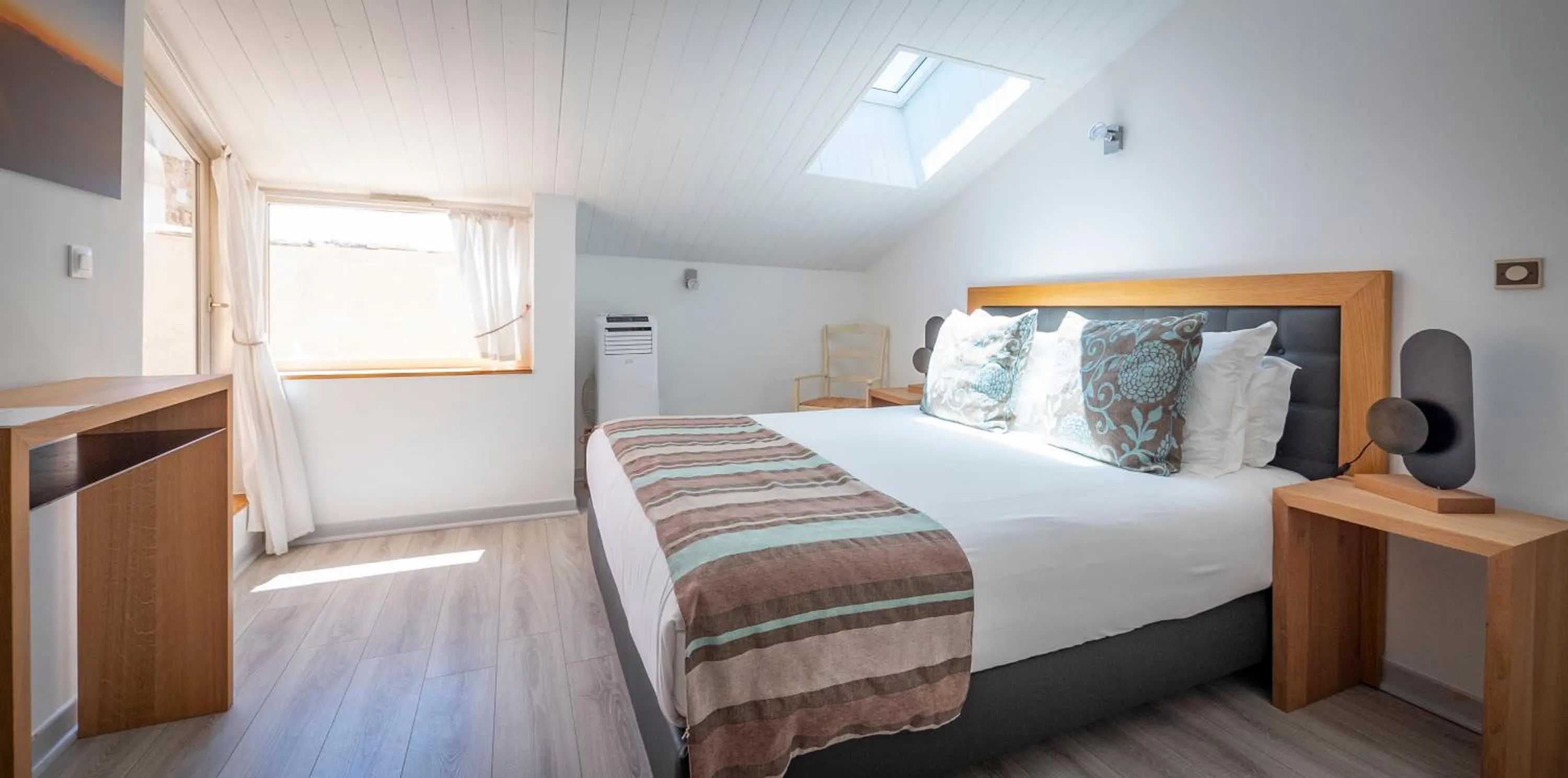 Bed in Auberge de l'Abbaye Cruis