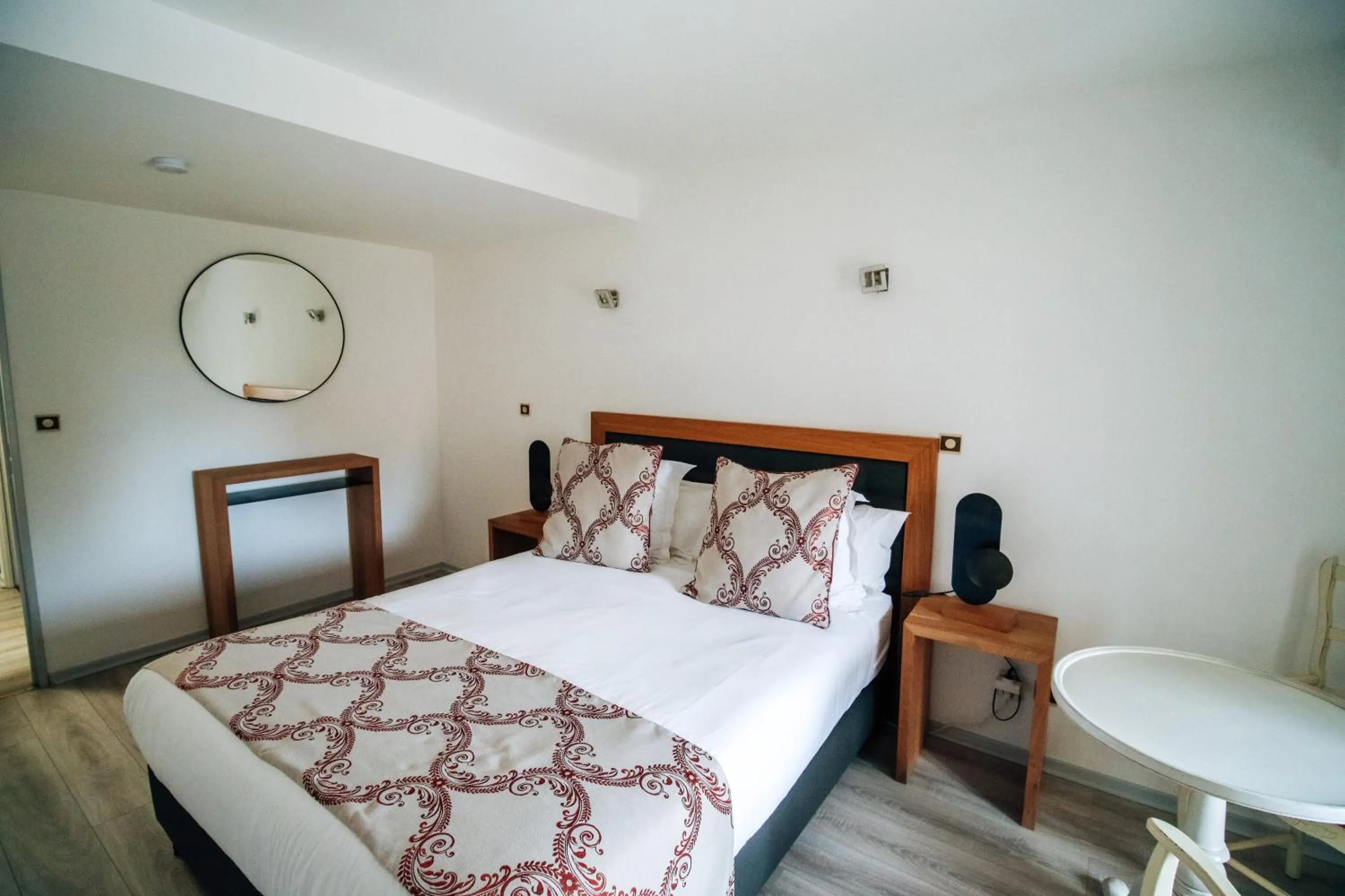 Bed in Auberge de l'Abbaye Cruis