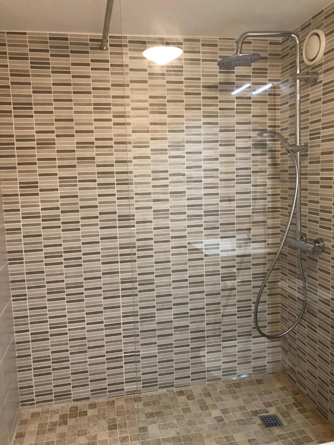 Bathroom in Auberge de l'Abbaye Cruis